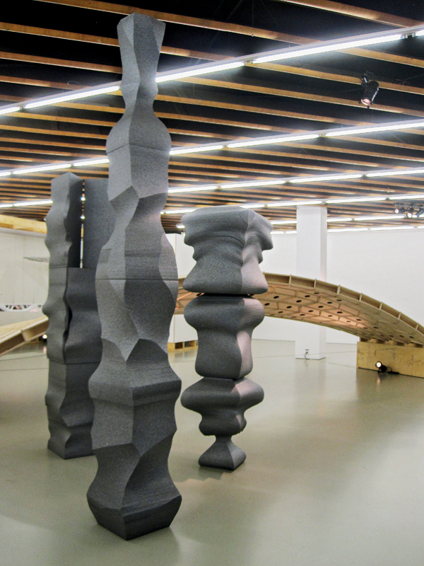 «Force-adaptive Wire Cutting» von Gramazio Kohler Research, 2016.  Gefertigt von zwei sechsachsigen Roboter­armen des Modells UR5.