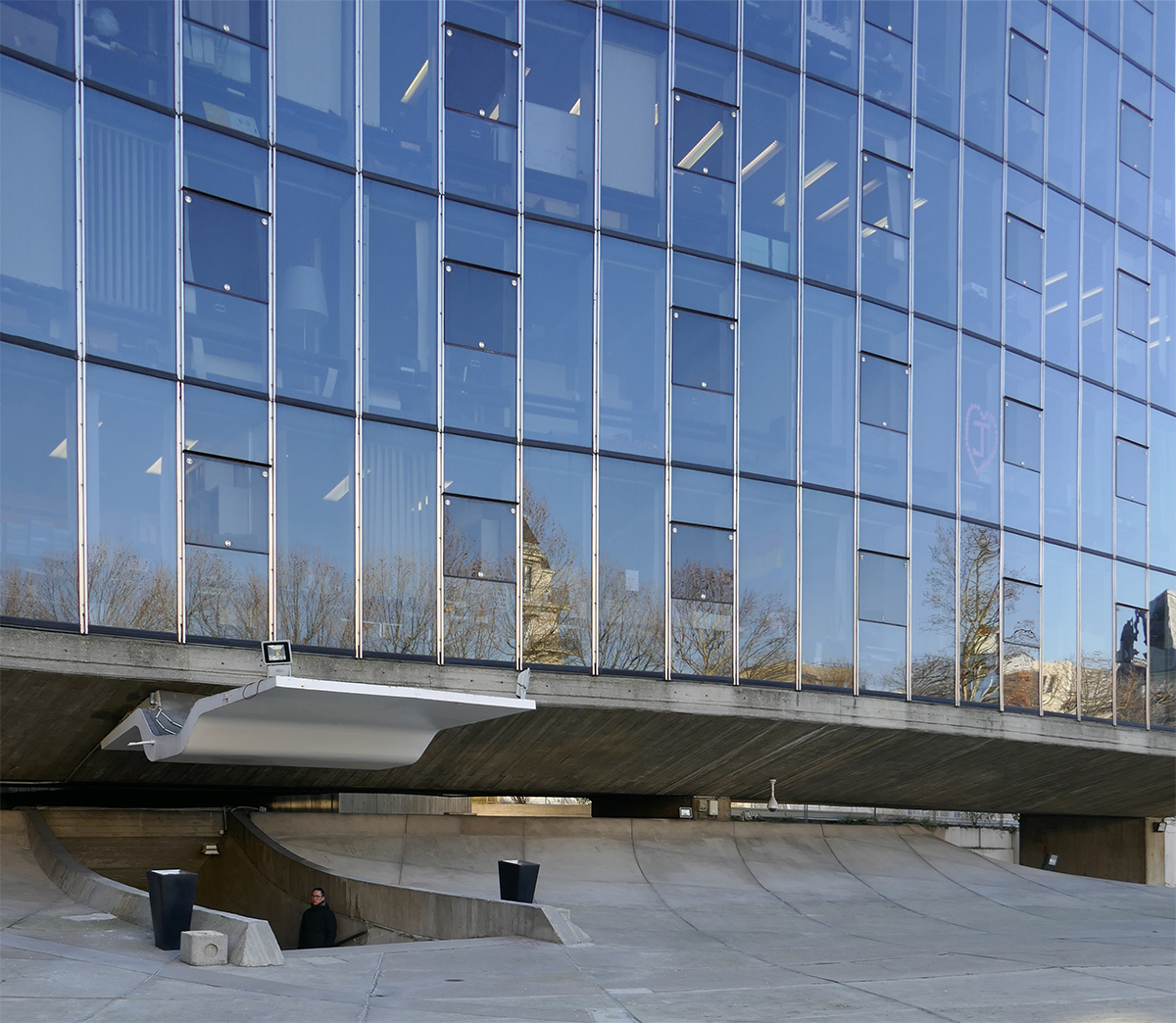 Die Zentrale der kommunistischen Partei Frankreichs in Paris (19. Arrondissement) wurde 1965 von Oscar Niemeyer geplant und entstand bis 1971 in Zusammenarbeit mit den französischen Architekten Jean de Roche und Paul Chemetov. Die geschwungene Fassade stammt von Jean Prouvé.