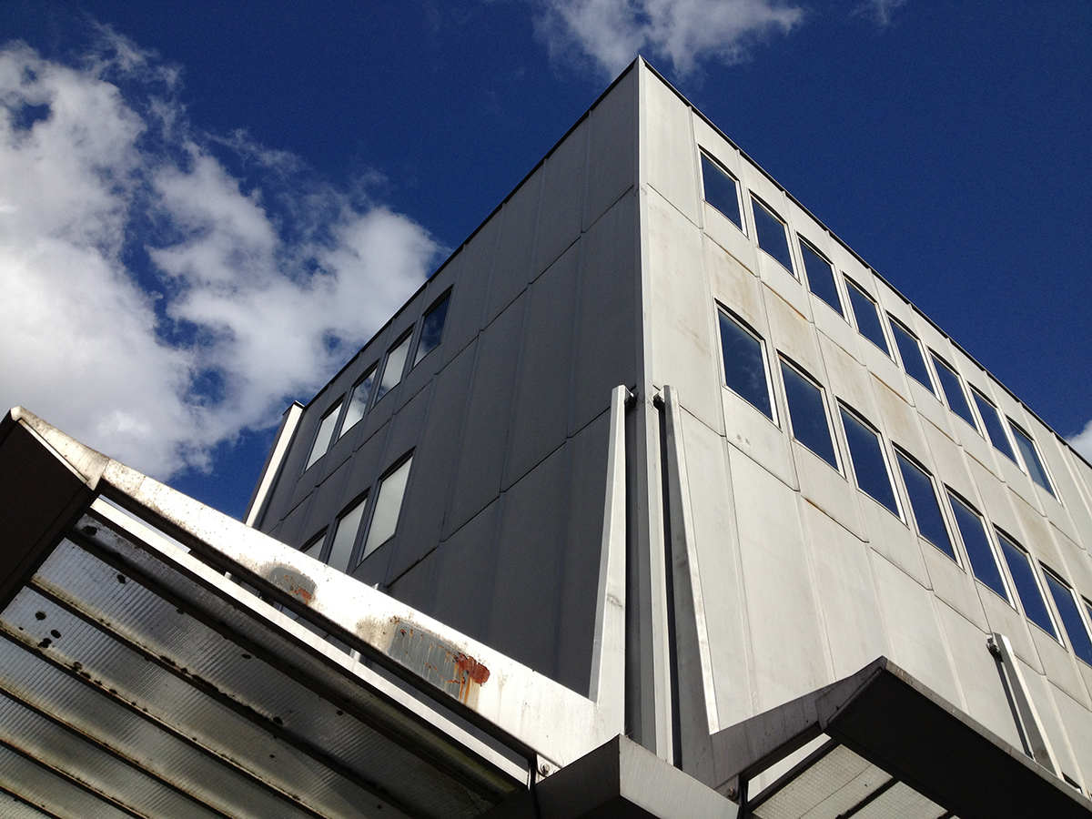 Das «Maison du peuple et marché couvert», 1935–1938 in der Gemeinde Clichy (Hauts-de-Seine, Frankreich) durch Marcel Lods, Eugène Beaudouin, Jean Prouvé und Vladimir Bodiansky geplant und gebaut. Der Komplex enthält Büros, einen Konferenzraum, ein Kino und einen gedeckten Markt. Die Räume sind in einem einfachen, rechteckigen Volumen angeordnet, das mit mobilen Decken, Wänden und Dachelementen ausgestattet ist – ein «bijou mécanique».