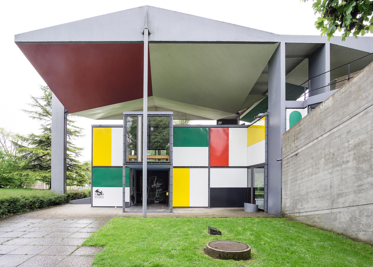 Der Pavillon im Quartier Seefeld von Le Corbusier ist der letzte umgesetzte Entwurf des Architekten und sein einziges in der deutschsprachigen Schweiz realisiertes Gebäude. Für die Konzeption und Konstruktion der Fassaden wurde Jean Prouvé beigezogen. Der Pavillon wurde 1967 eröffnet und wird derzeit umfassend instand gesetzt. Ab 2019 wird das Gebäude wieder als öffentlich zugängliches Museum geführt.