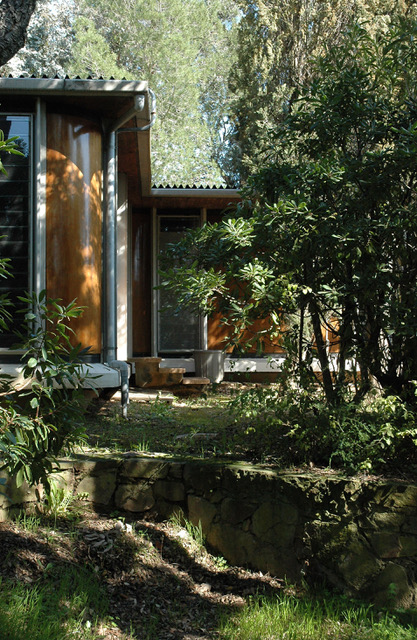 Die Villa Seynave (Jean Prouvé und Neil Hutchinson, 1961) am Golf von Beauvallon (Gemeinde Grimaud) zwischen Sainte-Maxime und Saint-Tropez ist als Ferienbungalow für zwei Erwachsene und fünf Kinder für die Benutzung im Sommer konzipiert. Der Bungalow mit offenem Grundriss besteht aus Stahlstützen, verformten Aluminiumblechen und einer Ausfachung aus Glas und Sperrholz.