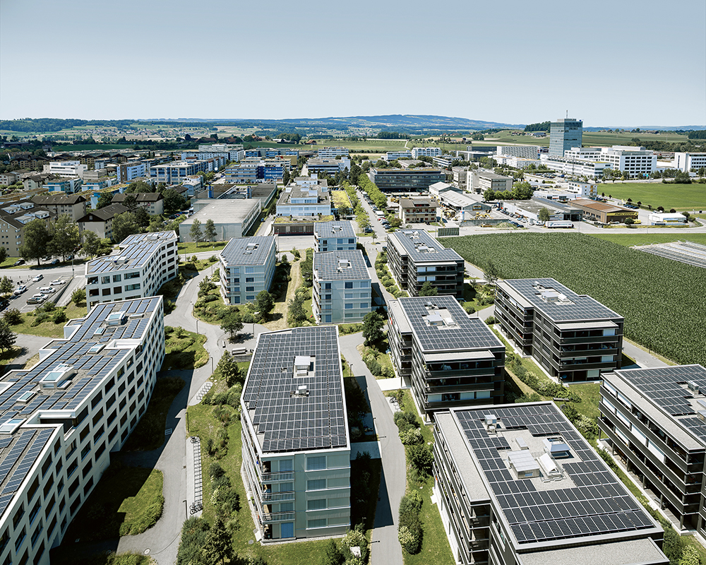 Solardächer sind auf Entwicklungsarealen beliebte Investitionen (Beispiel Suurstoffi, Rotkreuz ZG).