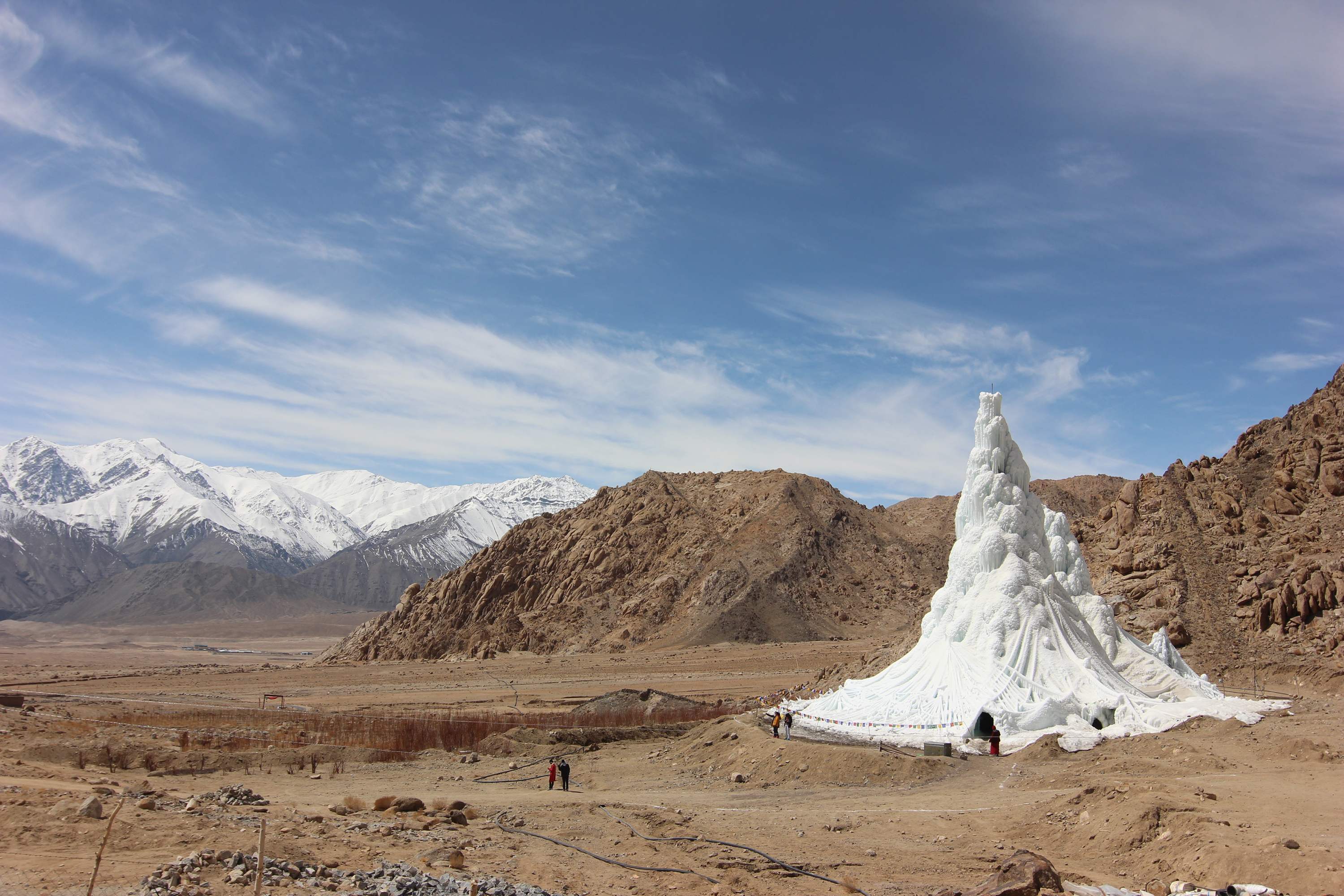In der hochgebirgigen Region Ladakh (Indien) wurde durch Studierende 2013/14 die «Ice Stupa» erstellt, ein künstlicher Gletscher, der die Folgen des Klimawandels aufzeigen soll. Wirtschaft und Nahrungsmittelversorgung der Region sind vom Schmelzwasser abhängig, die immer rascher abschmelzenden Gletscher bilden dort ein Überlebensproblem.