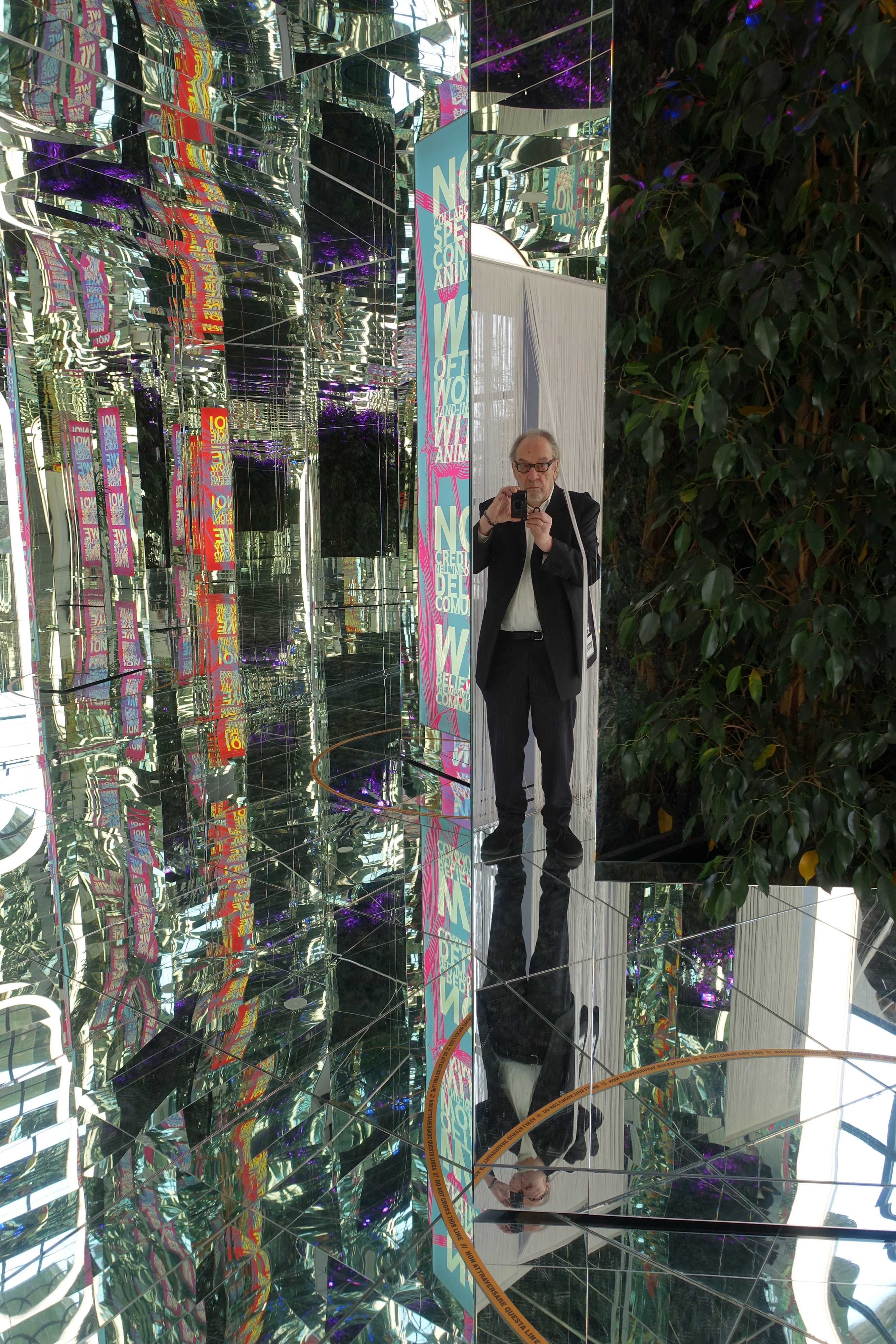 In einem Spiegelkabinett drehten sich Installationen und Bilder von Pflanzen als verwirrend schönes Ballett, das auch den Autor (in der Bildmitte) faszinierte.