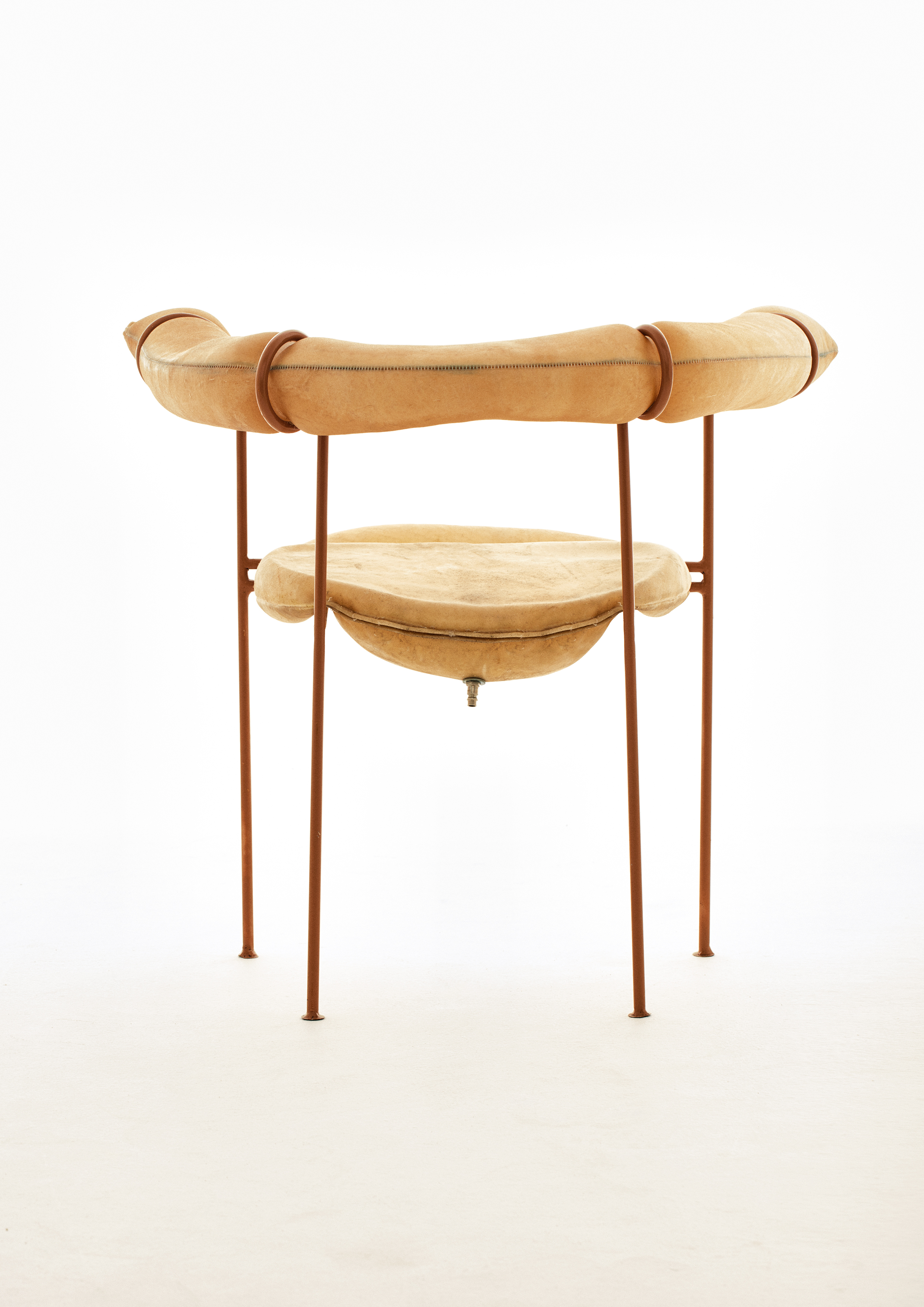 Der Schwede Victor Alge zeigt Stühle aus Lederpergament, einem Nebenprodukt der Elchjagd. Lederpergament verhält sich feucht wie ein textiler Stoff, trocken wird es hart wie Kunststoff. Die Form erhält es durch Einblasen von Druckluft.