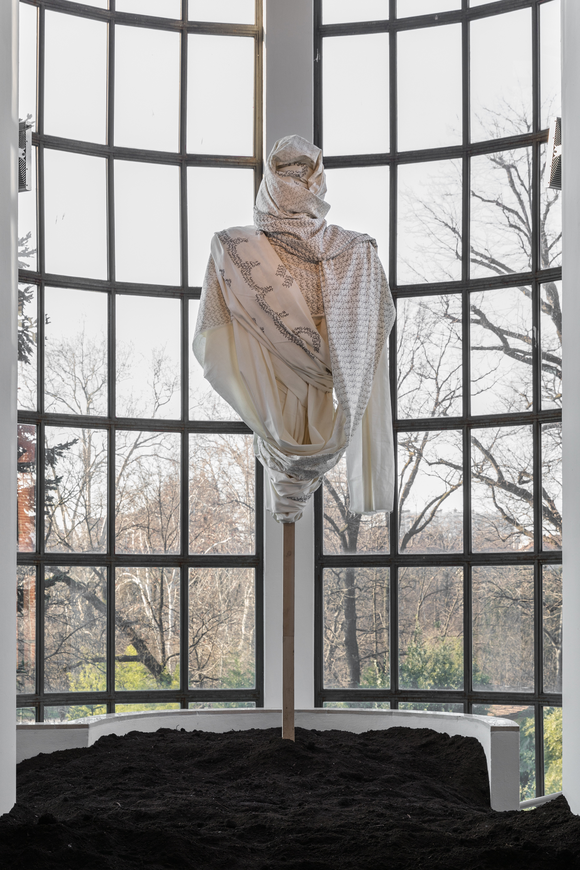 Das Sigil-Kollektiv mit dem syrischen Architekt und Kunsthistoriker Kahled Malas, Salim al-Kadi, Alfred Tarazi und Jana Traboulsi zeigt die Textilskulptur «Birdsong», die, auf einem Erdhügel vor einem grossen Fenster aufgestellt, wie ein Lichtengel über den ersten Teil der Ausstellung in der Triennale wacht.