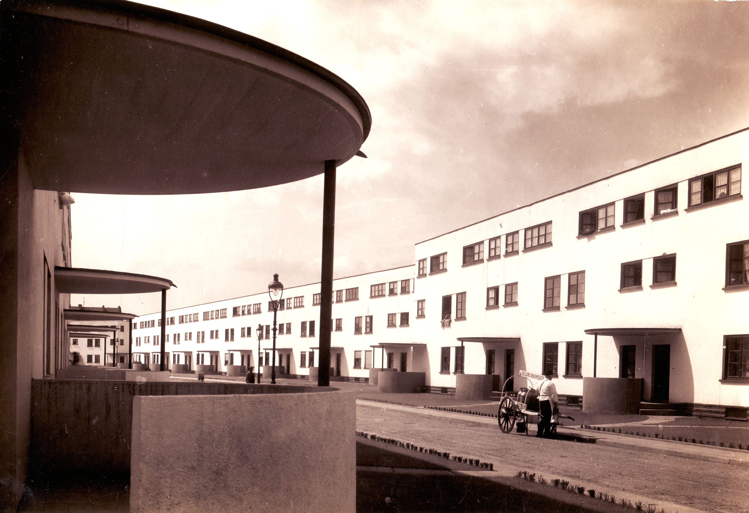 Siedlung Niederrad («Zickzackhausen») – Reihenhauszeilen in der Donnersbergstrasse, 1926.