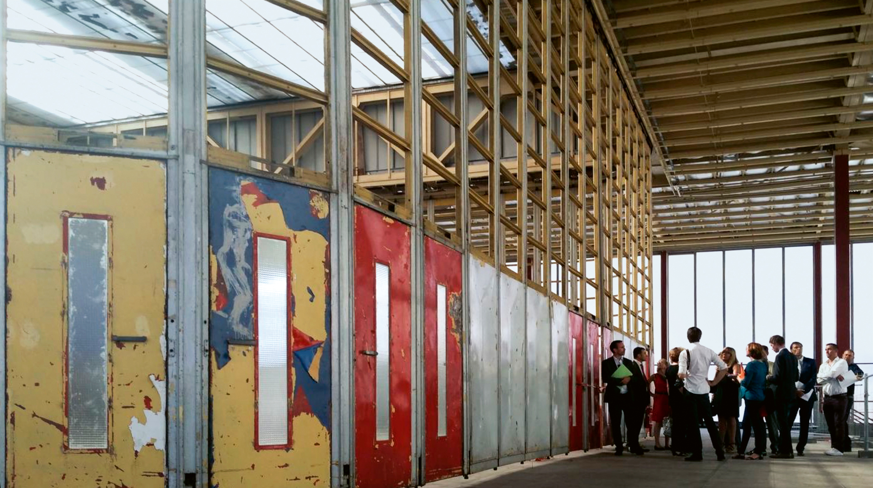 Das Innere nach den abgebrochenen Sanierungsarbeiten, links die raumhohe Schiebewand.