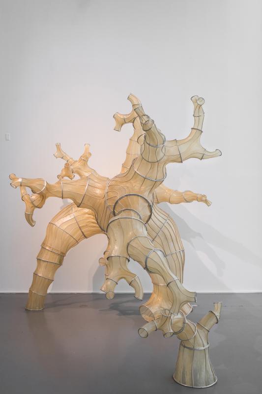 La scultura irreale e un po' inquietante «Oki Naganode» (2013) di Julia Lohmann (Università di Aalto, Finlandia) è composta da un tipo di alghe giapponesi (Naga Kombu) poste su una struttura  di canna.