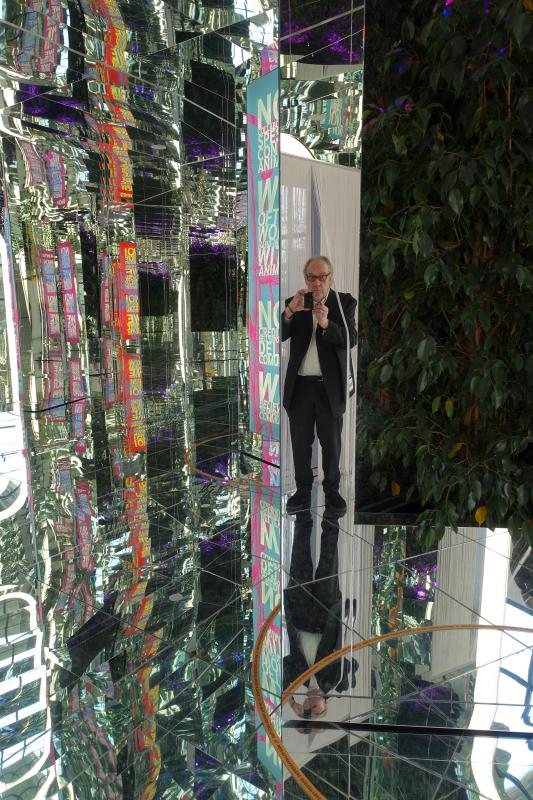 In un labirinto di specchi, installazioni e immagini di piante volteggiano in un balletto di conturbante bellezza che ha affascinato anche l'autore (al centro dell'immagine).