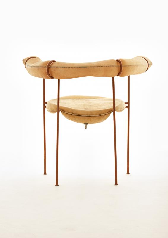 Lo svedese Victor Alge espone sedie in pergamena di cuoio, un sottoprodotto della caccia alle alci. Se umida, la pergamena in pelle si comporta come un tessuto; asciutta diventa dura come la plastica. La forma si ottiene soffiando aria compressa al suo interno.