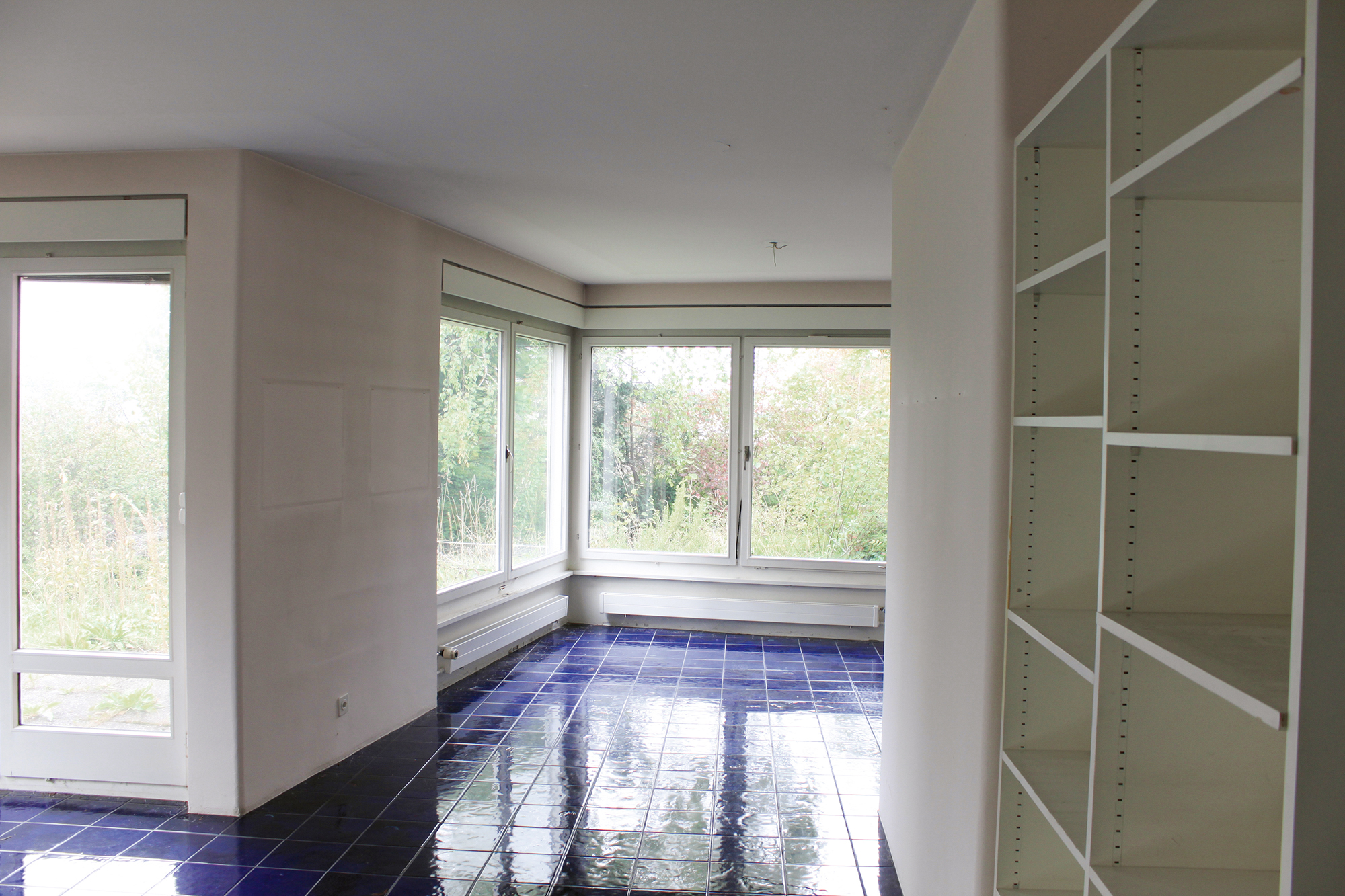 Fenster und Türen zum Aussenraum holen Tageslicht in die Tiefe der Räume und modellieren den offenen Grundriss. Auch bei der farblichen Gestaltung der Zimmer hat Beate Schnitter ein differenziertes Konzept verfolgt.