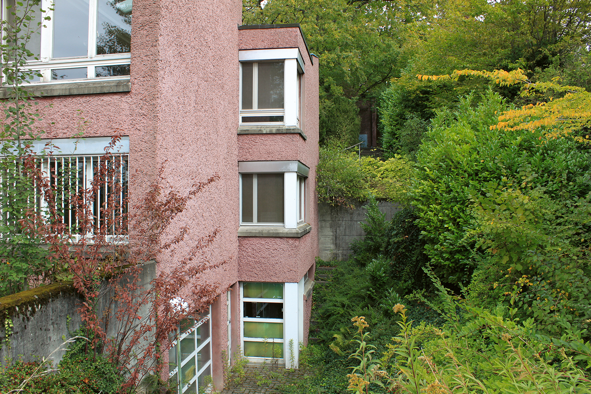 Trotz der etwas vernachlässigten Bausubstanz und dem wildromantischen Garten  lässt sich die Originalität des Beate-Schnitter-Baus auch heute nicht verleugnen.