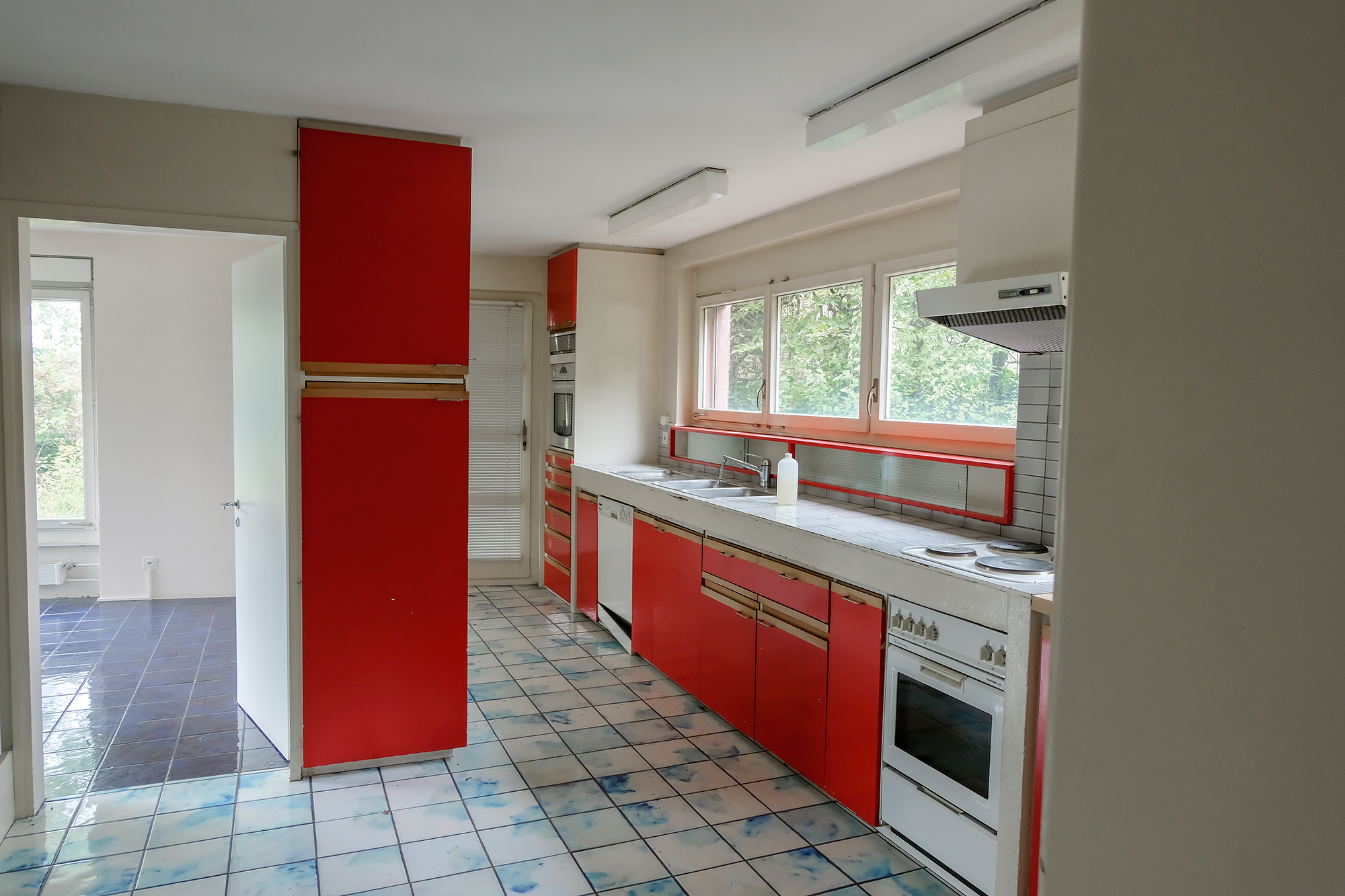 Fenster und Türen zum Aussenraum holen Tageslicht in die Tiefe der Räume und modellieren den offenen Grundriss. Auch bei der farblichen Gestaltung der Zimmer hat Beate Schnitter ein differenziertes Konzept verfolgt.