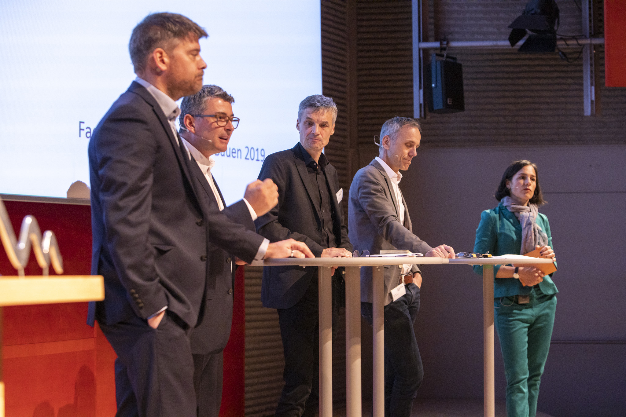 Podiumsdiskussion mit (v.l.n.r.): Harald Schroedl, Losinger Marazzi; Angelo Cioppi, Kantonsbaumeister Kanton Bern; Donat Senn, GWJ Architekten Bern; Hanspeter Bürgi, Bürgi Schärer Architekten Bern; Danielle Lalive d'Epinay.