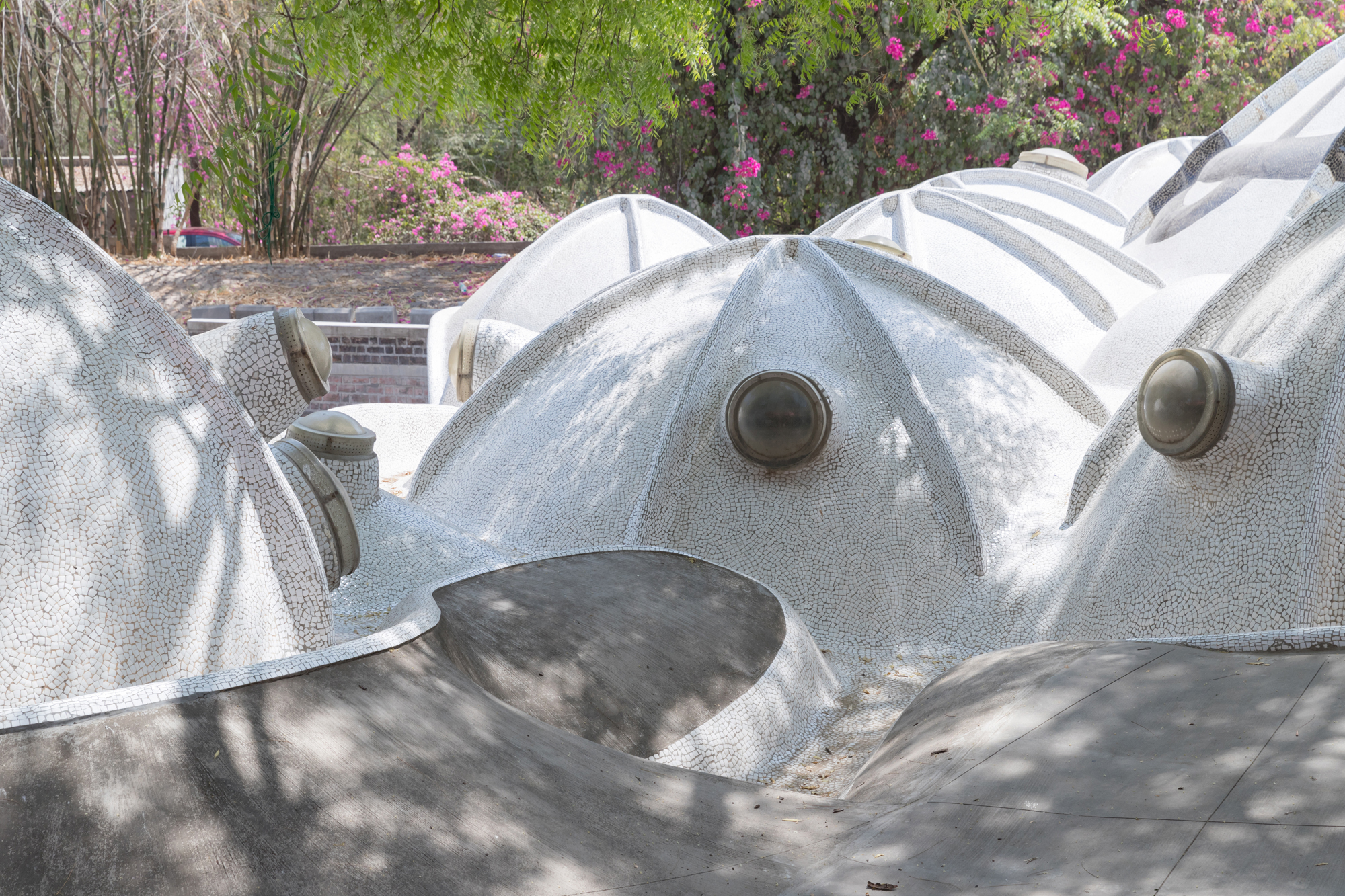 Balkrishna Doshi in Zusammenarbeit mit M.F. Husain, Amdavad Ni Gufa Kunstraum, Ahmedabad, 1994