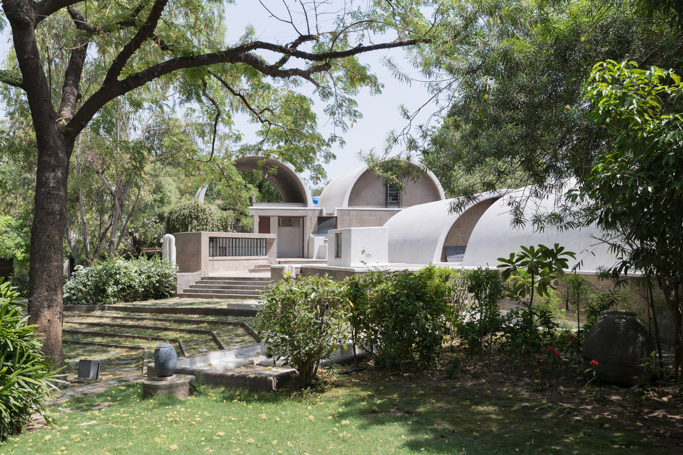 Dal giardino dello studio d'architettura di Doshi: «Sangath Architect’s Studio», Ahmedabad, 1980.