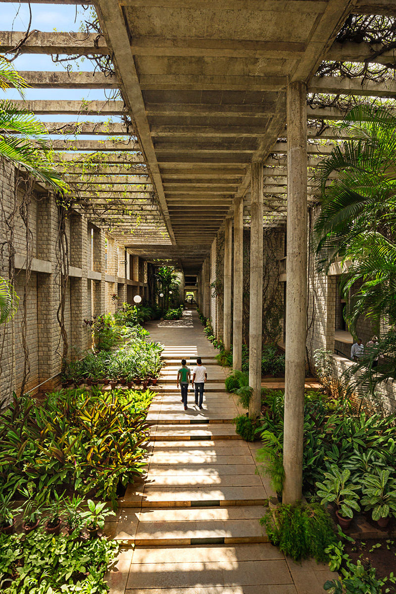 Uno degli ampi corridoi dell'Indian Institute of Management (IIM), Bangalore, 1977-92