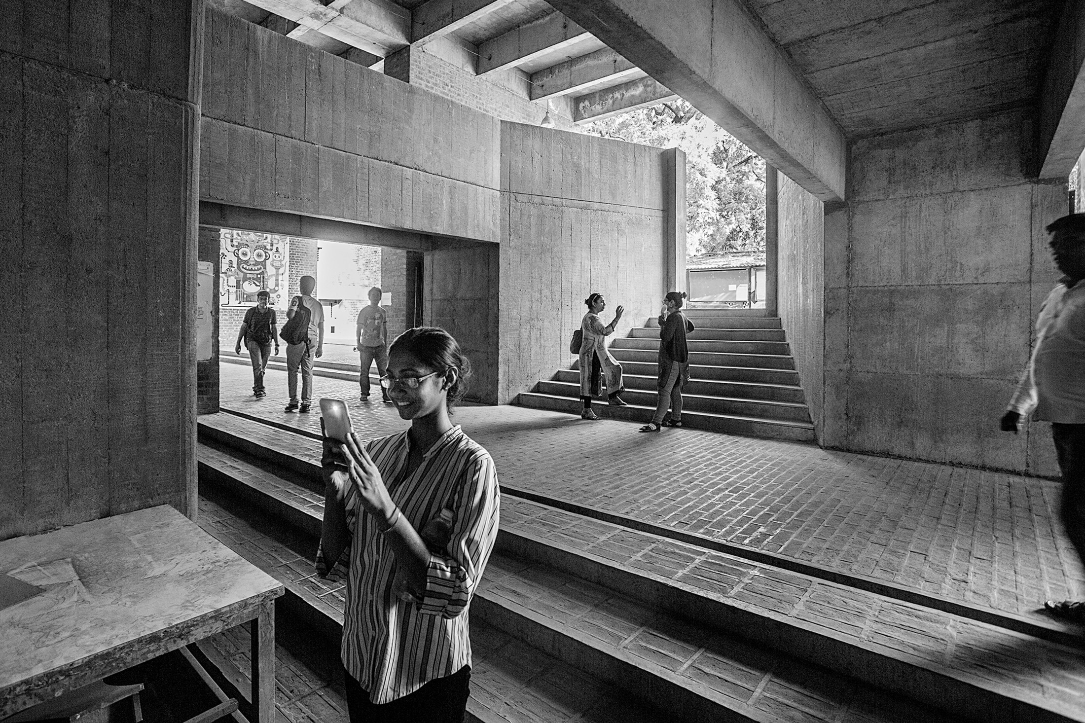 L'ingresso a più livelli della «School of Architecture», CEPT University, Ahmedabad, 1966-68
