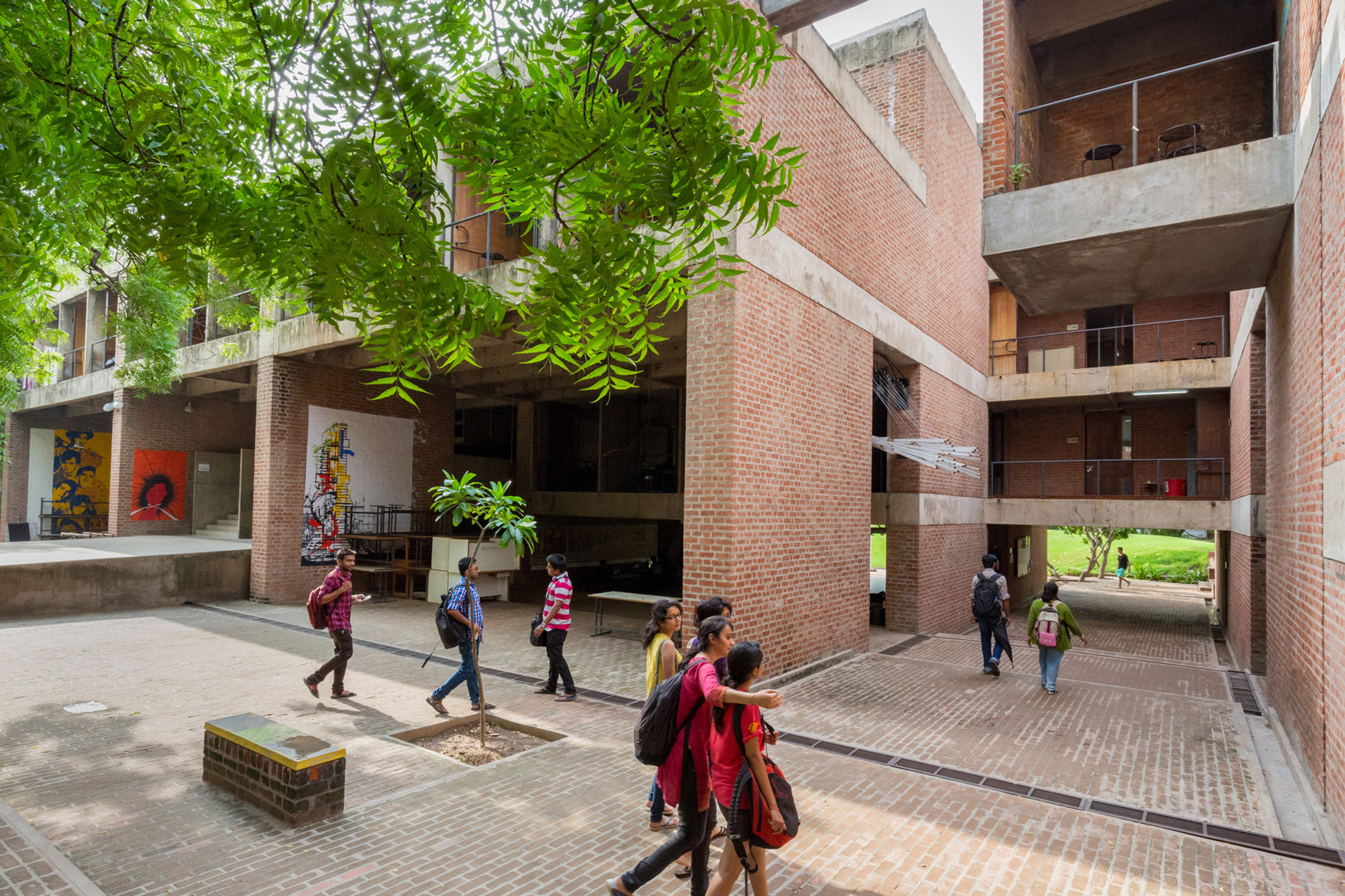 Gli esterni della «School of Architecture», CEPT University, Ahmedabad, 1966-68