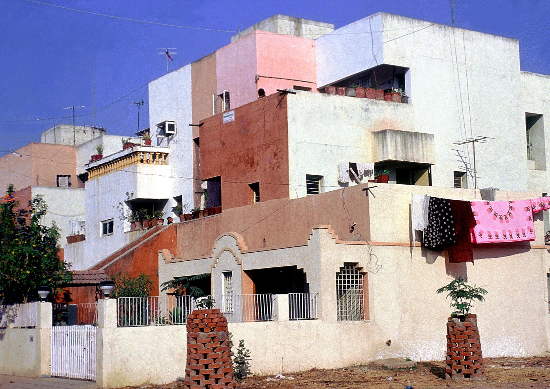 Esempio di ampliamento della struttura di base da parte degli abitanti: «Housing for Life Insurance Corporation» (LIC), Ahmedabad, 1973