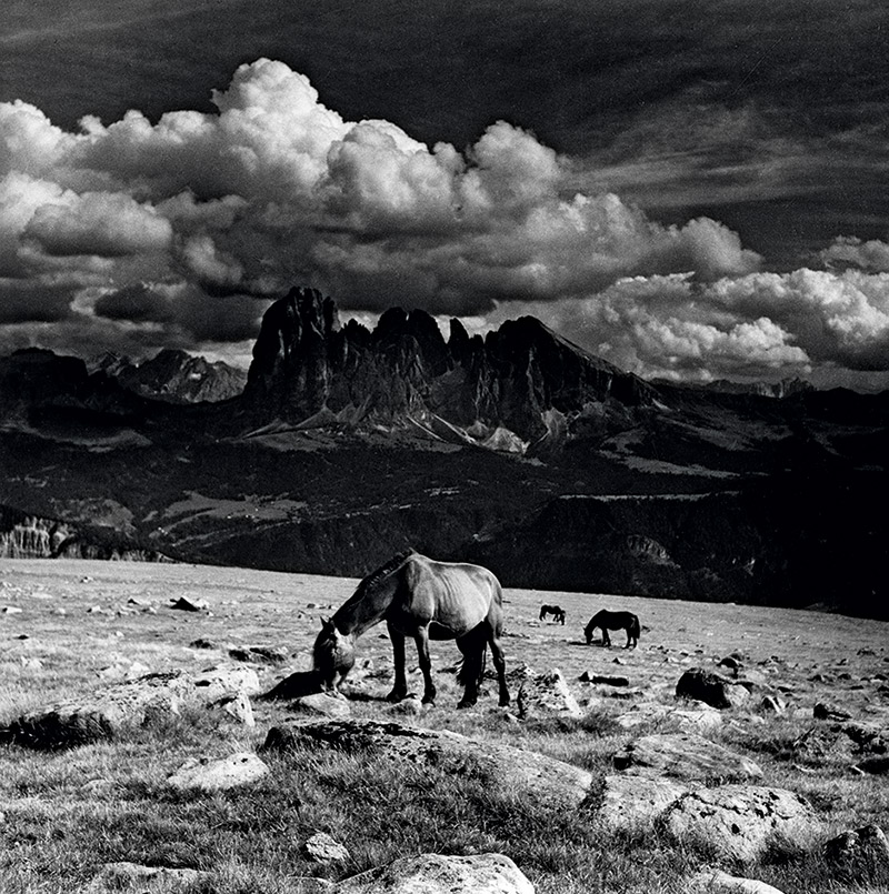 Franco Grignani, «Tempo sul Sassolungo», 1950, gelatina bromuro d’argento/carta 30.5 x 30.5 cm. MUFOCO, Museo di fotografia contemporanea.