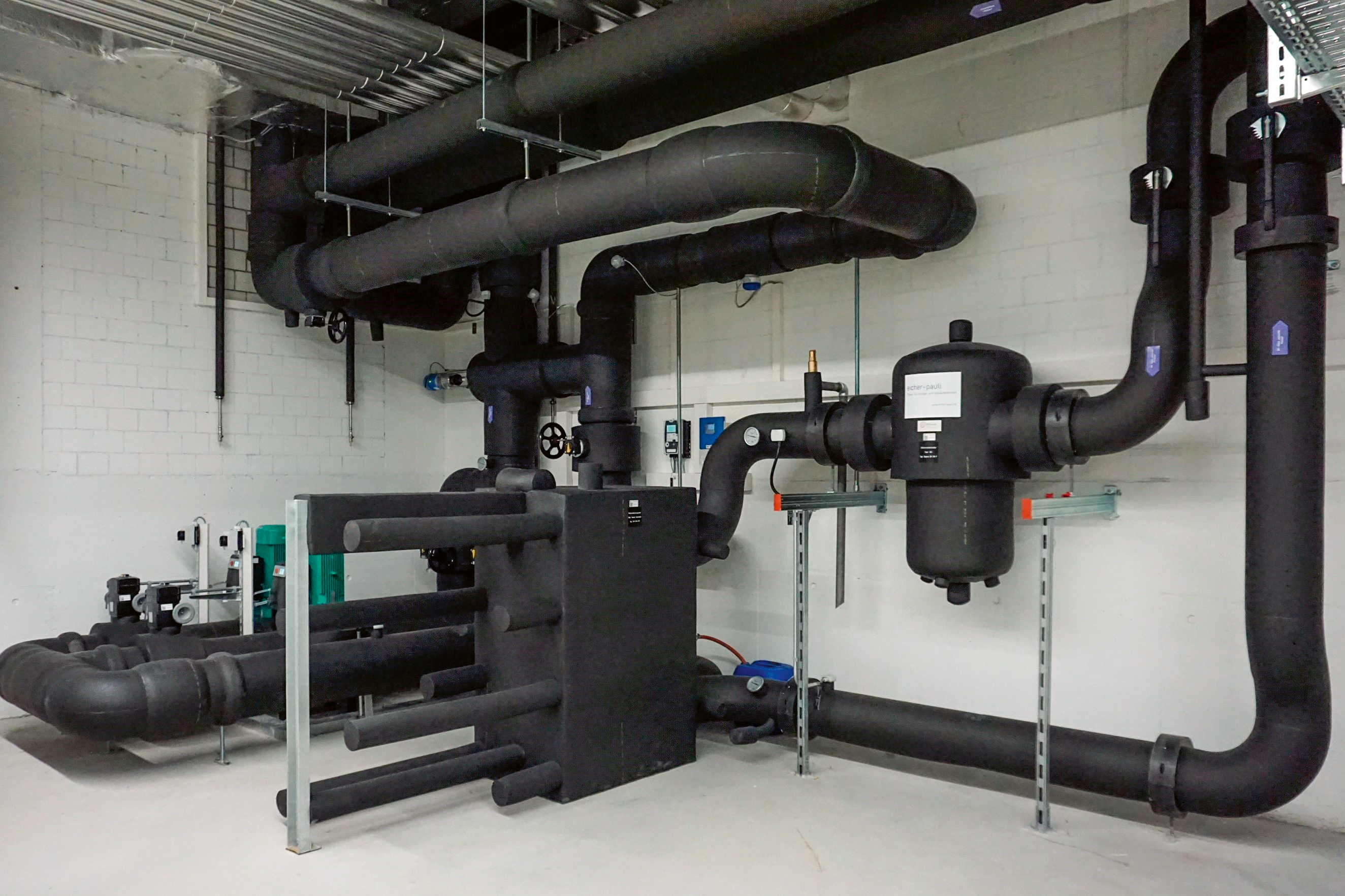 Nominiert in der Kategorie 3 «Energie- und Gebäudetechnik»:  Im Anergienetz Suurstoffi sind Freecooling-Wärmetauscher  zur Kälteerzeugung eingesetzt. Ingenieure eicher + pauli Luzern, Kriens.