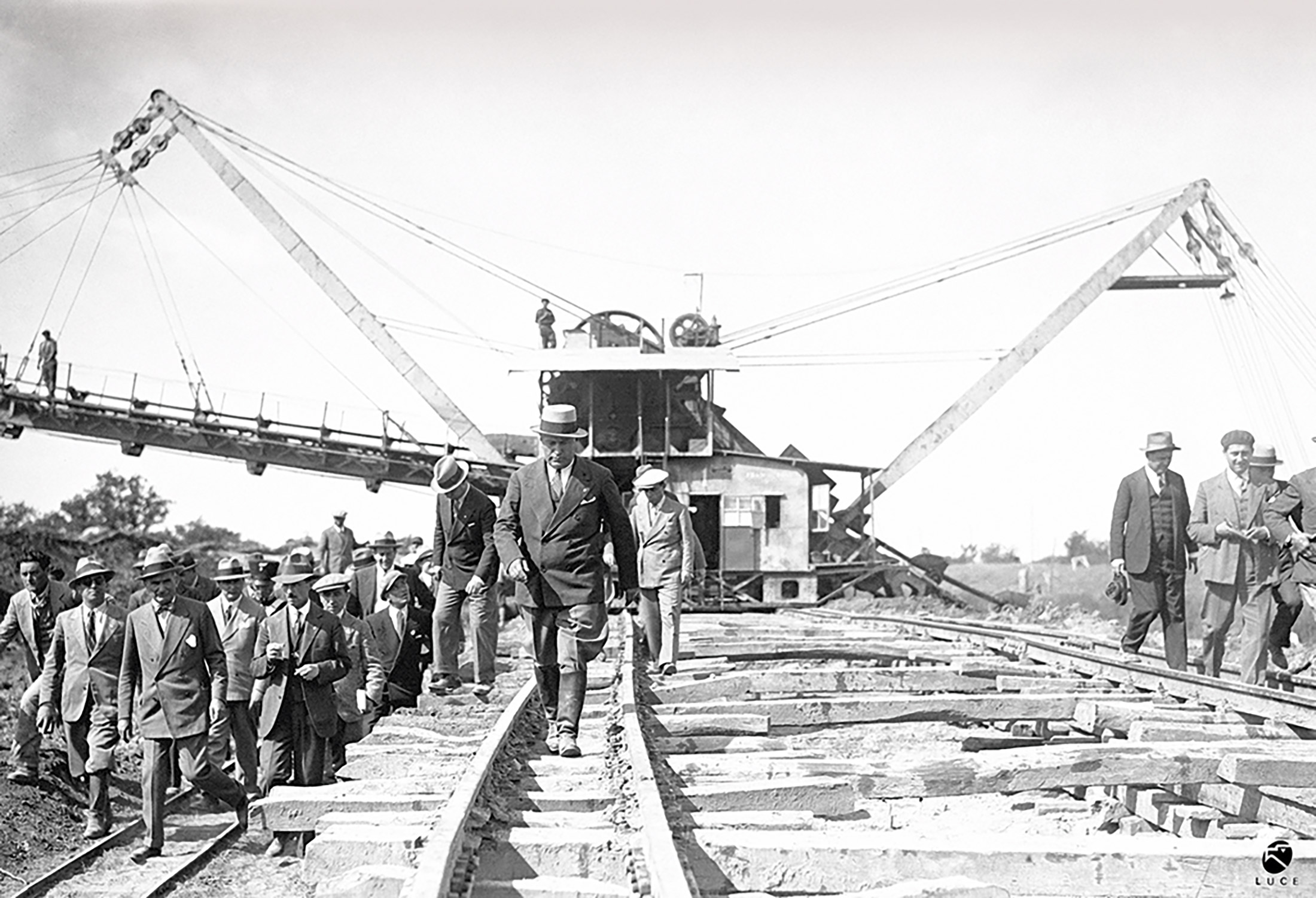 Mussolini in visita ai cantieri dell’Agro pontino. Sullo sfondo le macchine escavatrici impiegate per realizzare il Canale Mussolini, oggi Canale della acque alte.