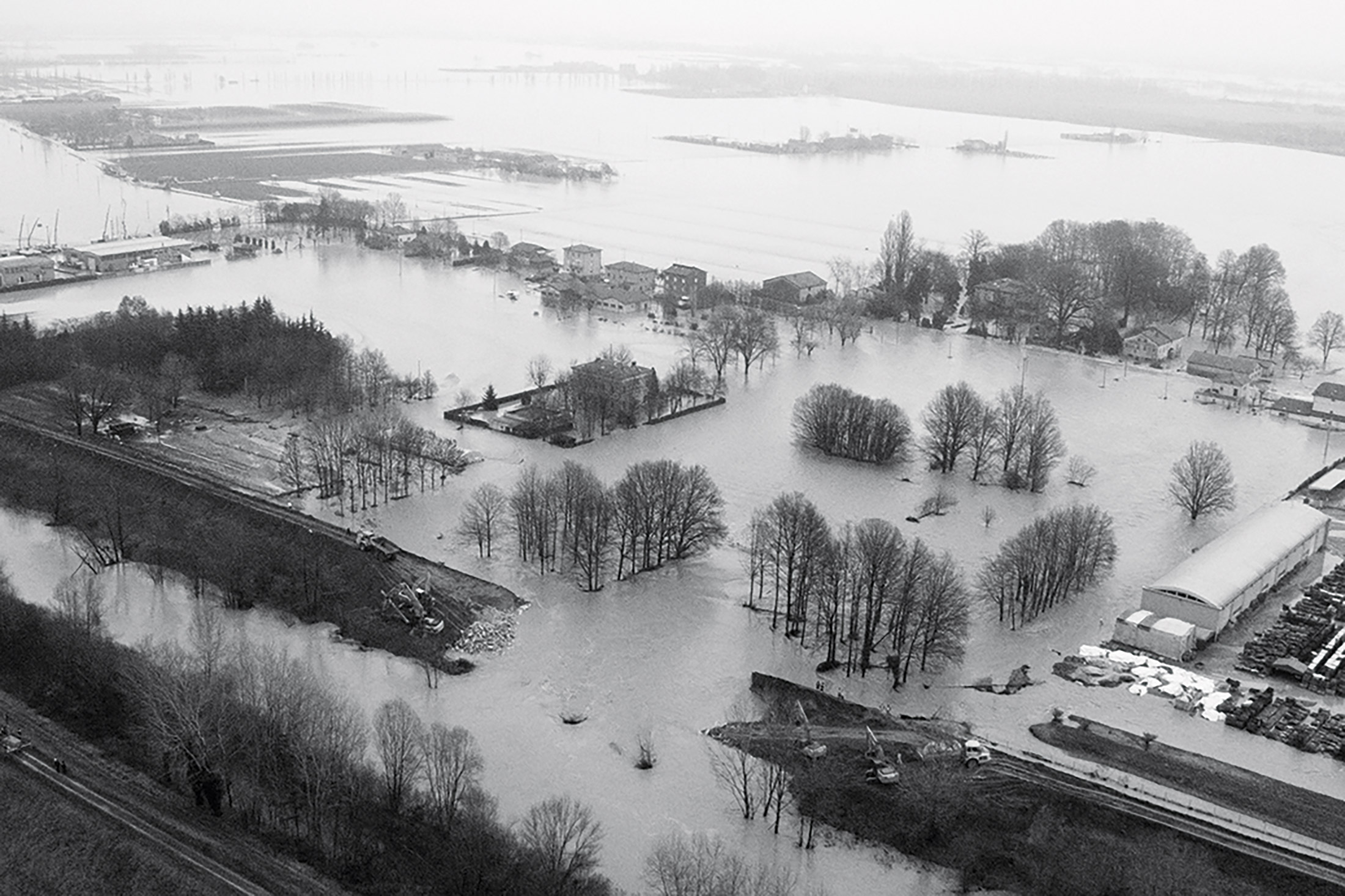 Alluvione nella bassa modenese, 2014. In primo piano uno dei punti di rottura dell’argine del fiume Secchia.