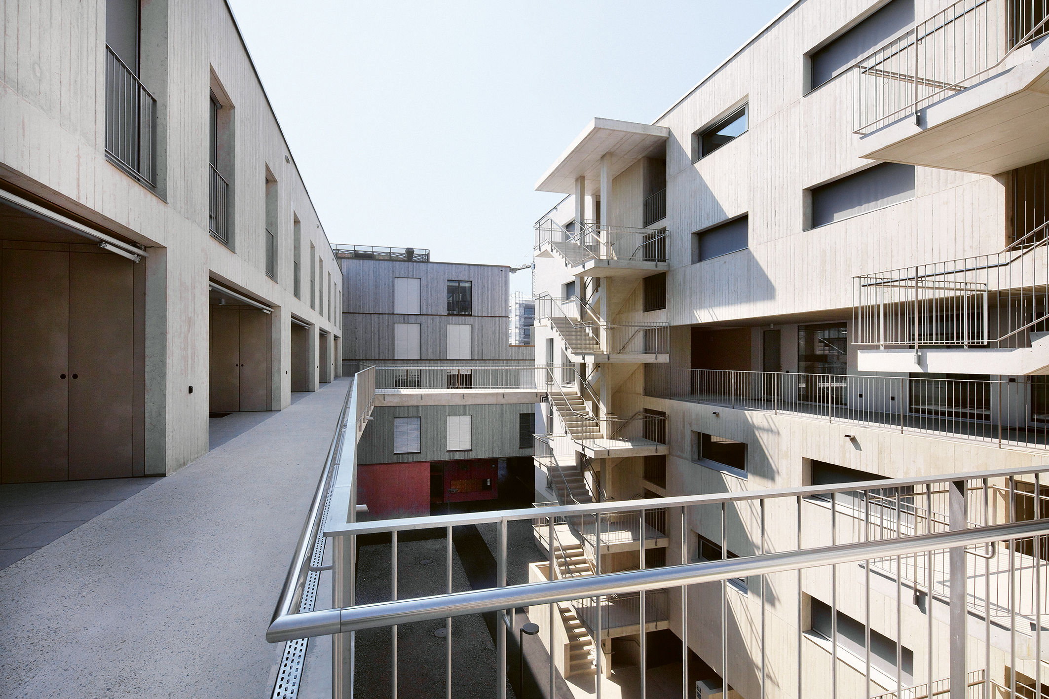 Innenhof mit Galerie in Erlenmatt Ost (Architektur Atelier 5).