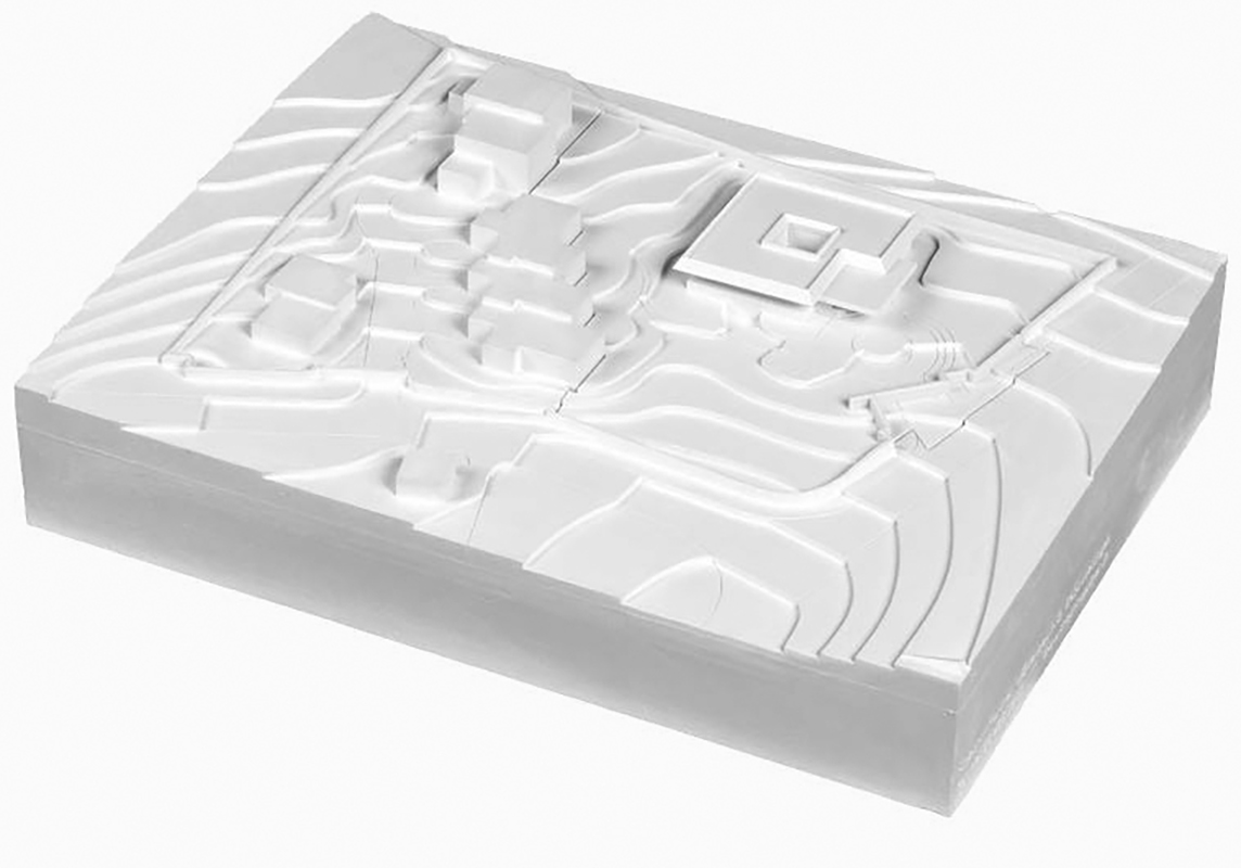 Der eingezogene Eingangsbereich des Bestandsgebäudes verunklärt das einfache Konzept des quadratischen Pavillons.