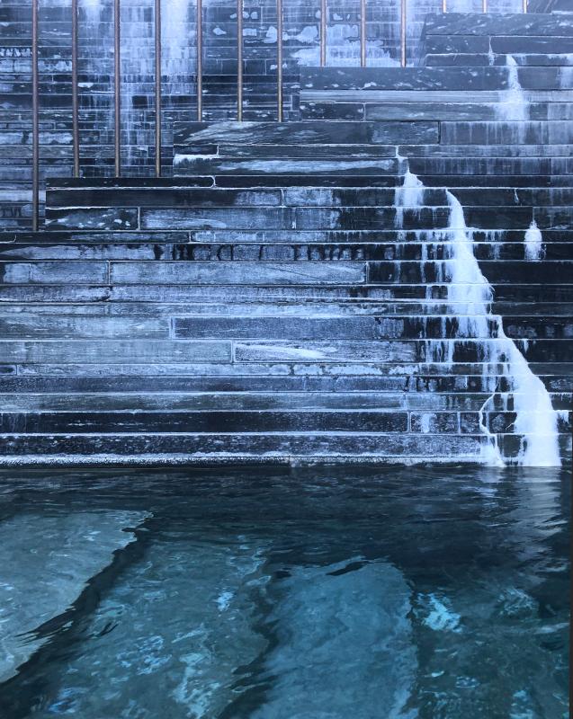 Lo strato minerale bianco sulla parete delle scale sembra provenire dalle profondità della pietra