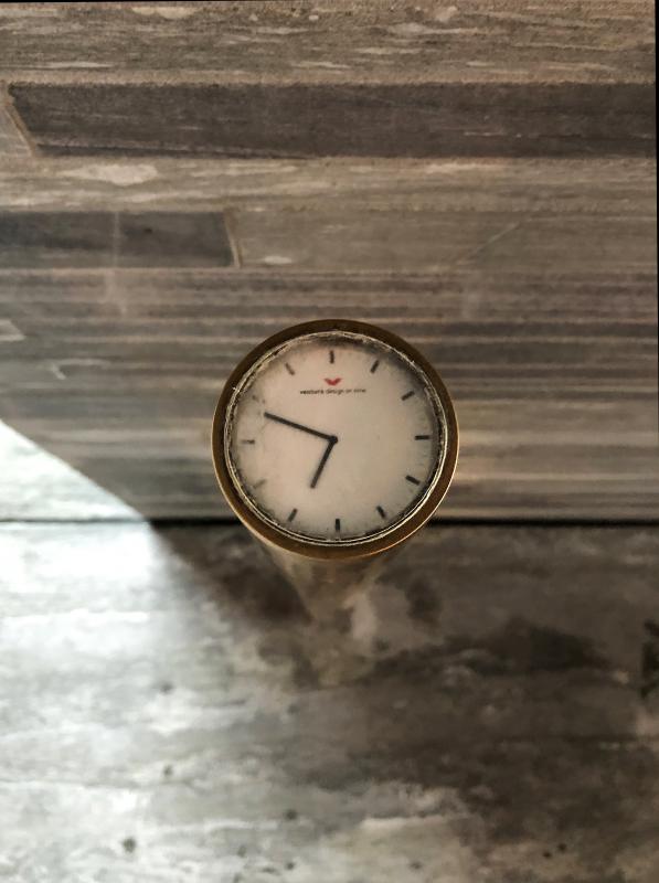 Dei discreti orologi scandiscono il tempo.