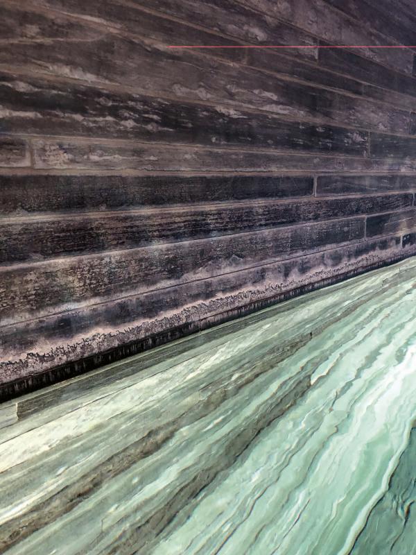 Sedimentazione sullo gneiss: i minerali formano strati sottili, cristallini e perlacei.