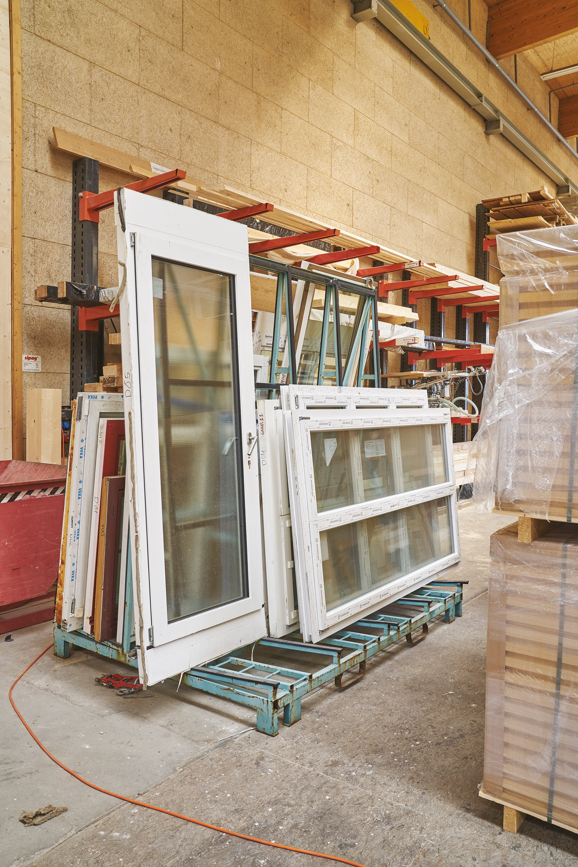 200 fenêtres différentes proviennent des stocks excédentaires des fabricants des environs.