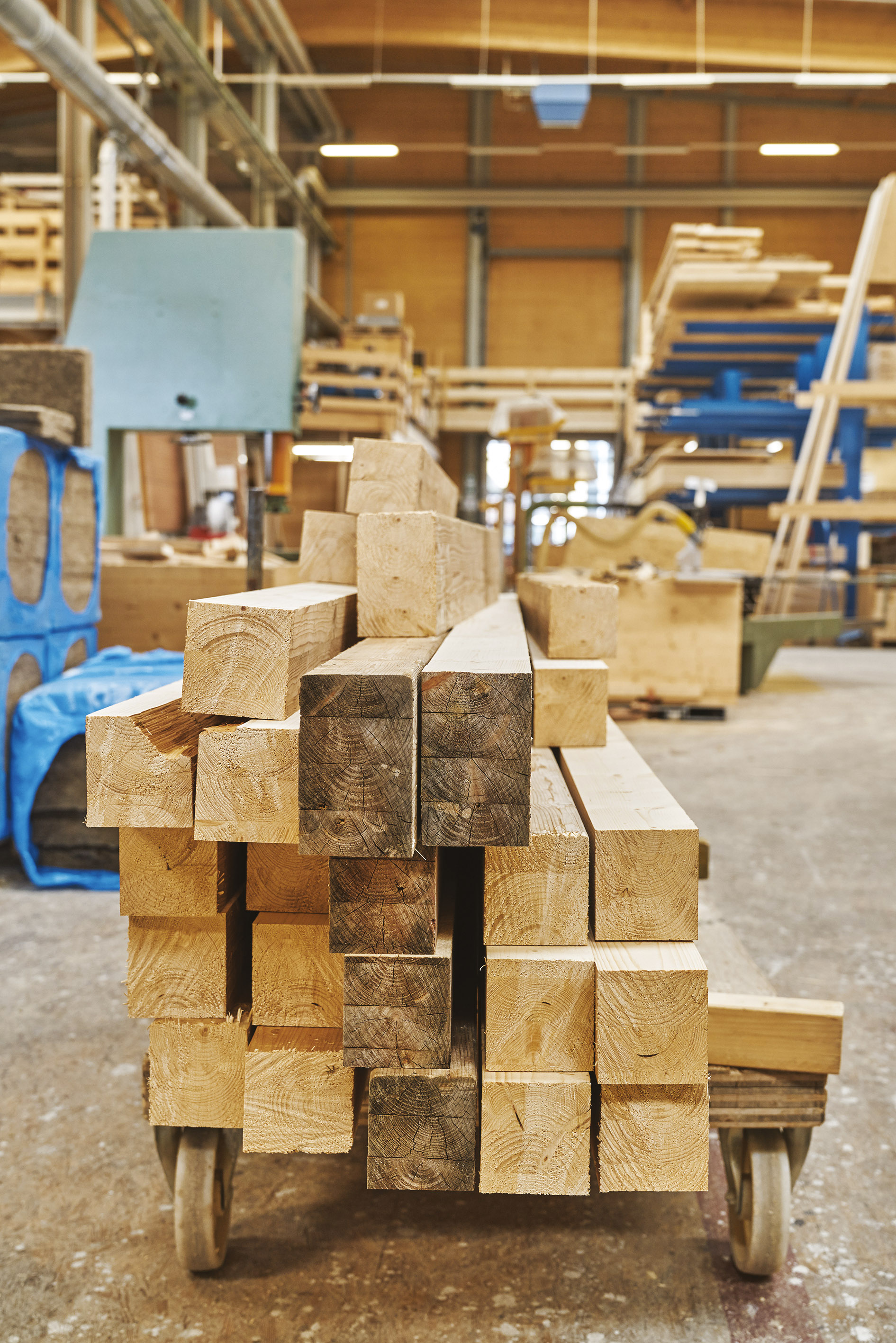 150 m3 de bois provenant de la charpente d’une usine de reliure ont été transformés en poutres lamellées collées qui répondent aux exigences techniques pour la construction bois.