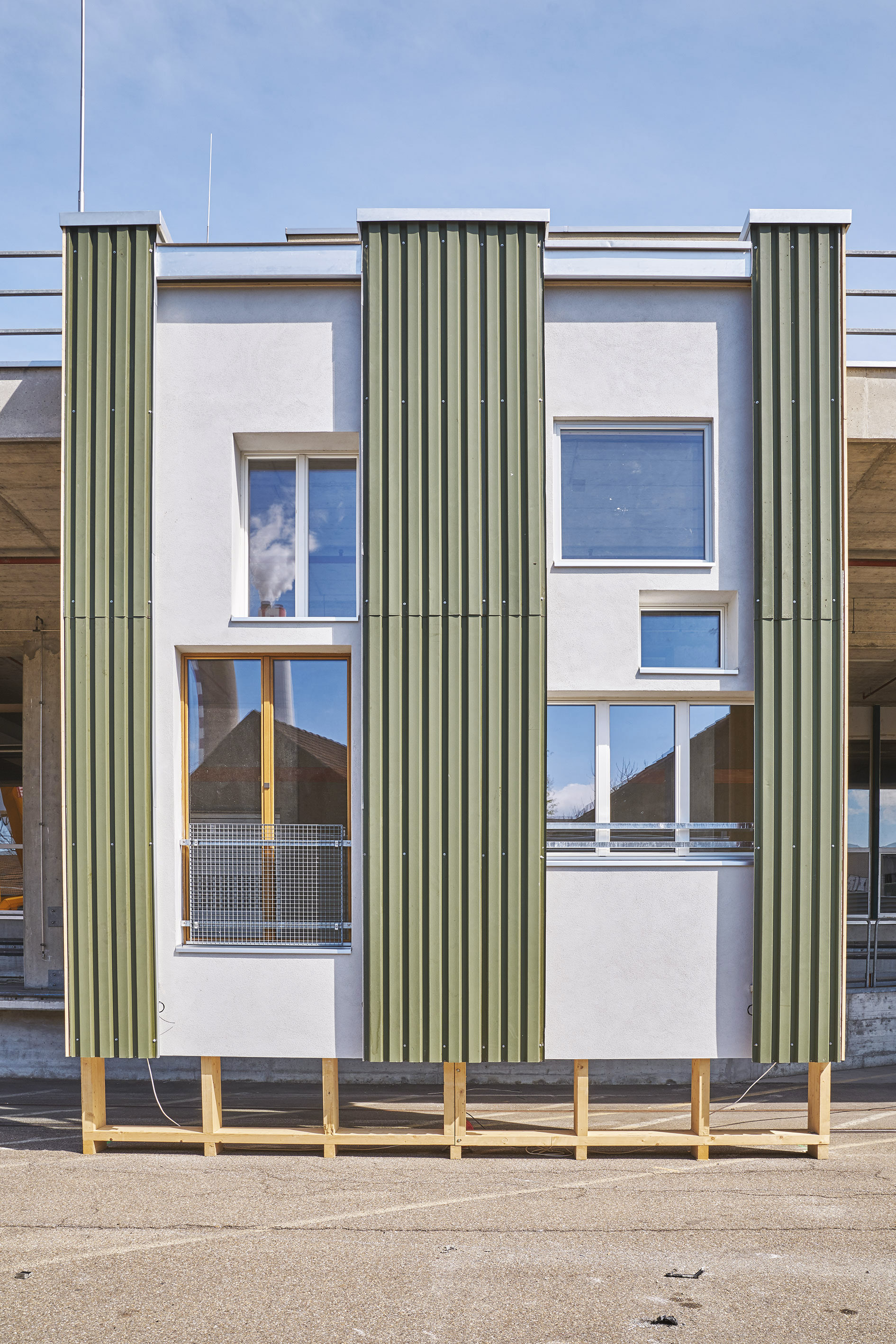 Module de façade avec bardage en tôle métallique.