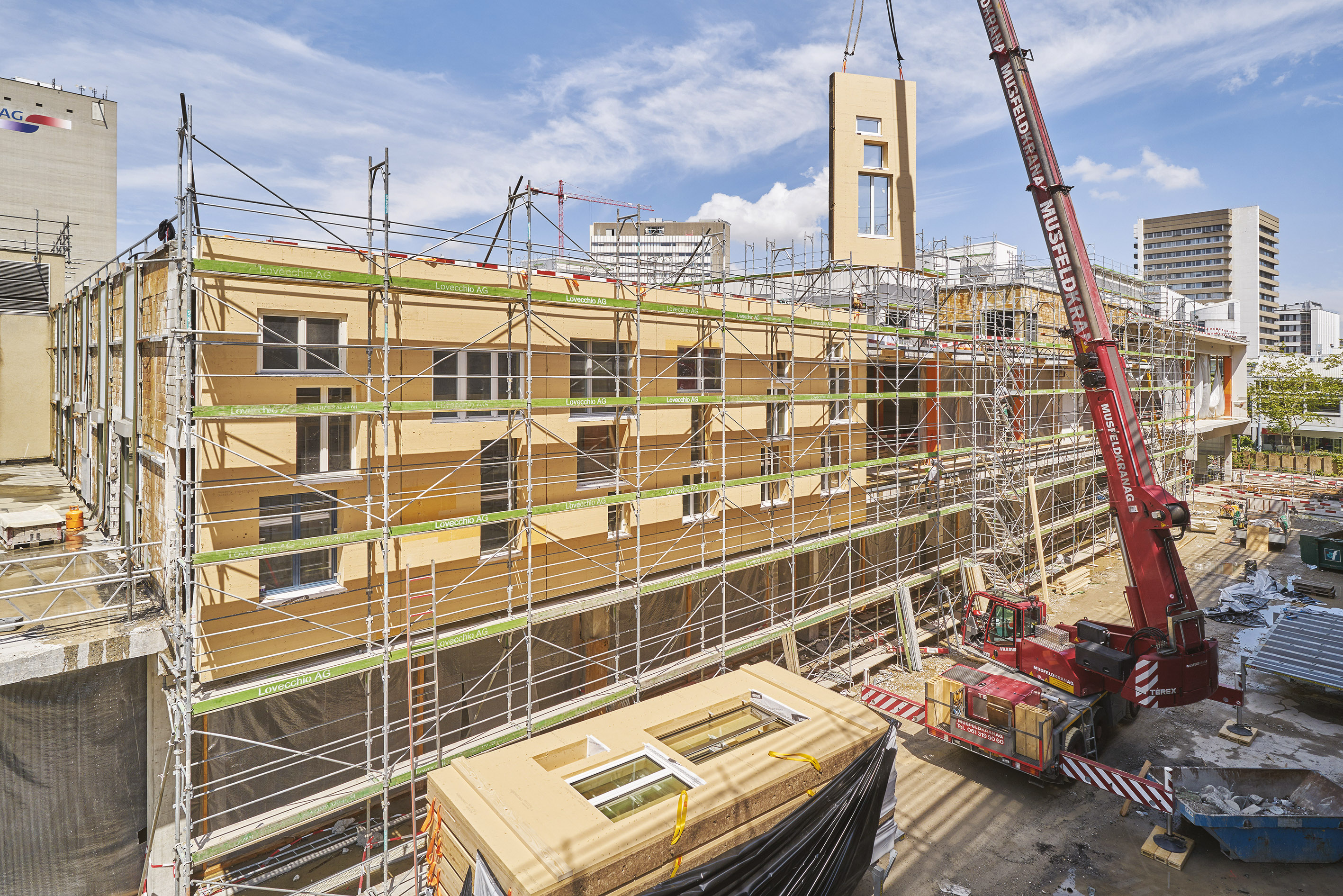Les modules de façade préfabriqués, pouvant atteindre 9 m  de haut, sont montés sur le chantier.