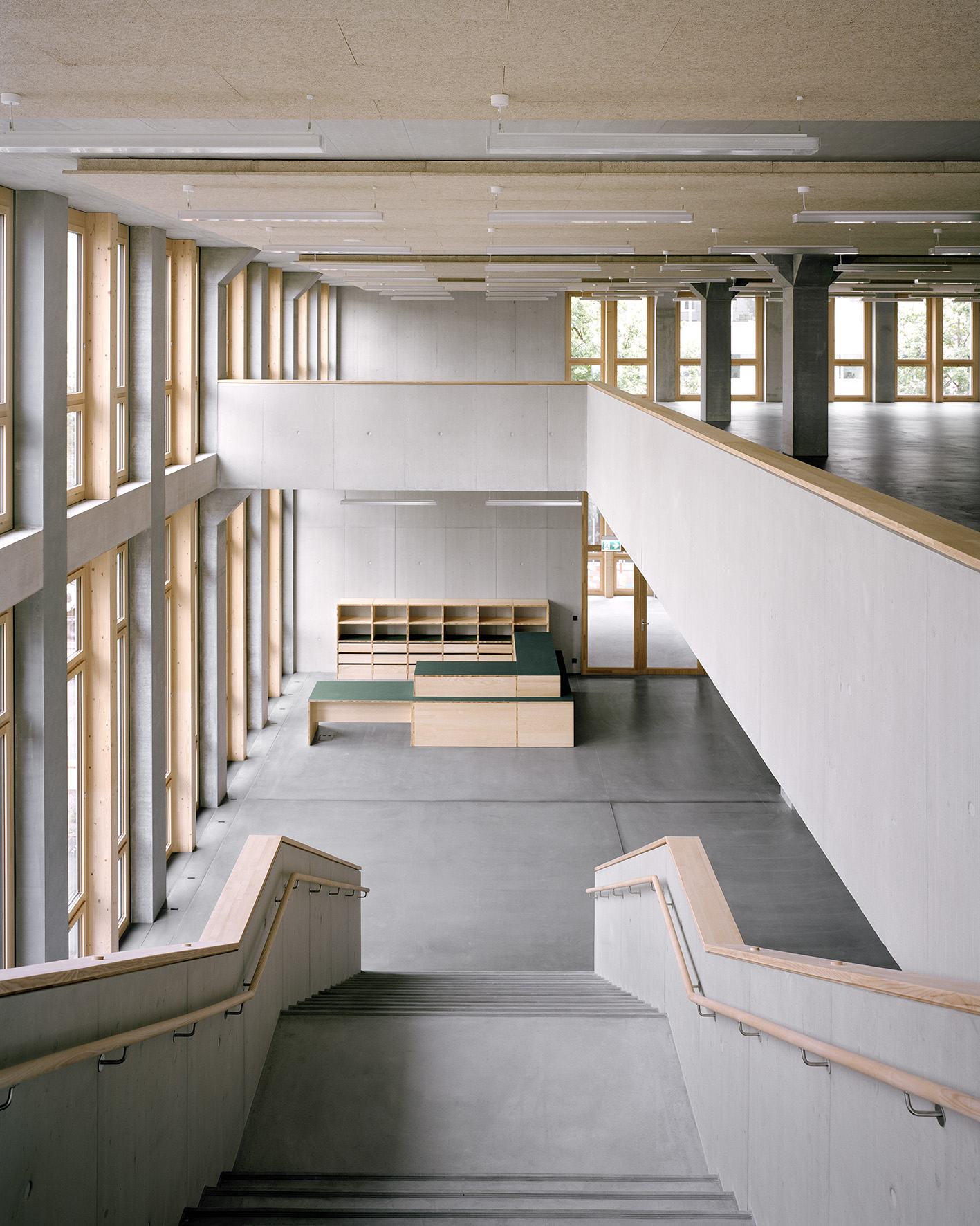 Blick in die zweigeschossige Pestalozzibibliothek.