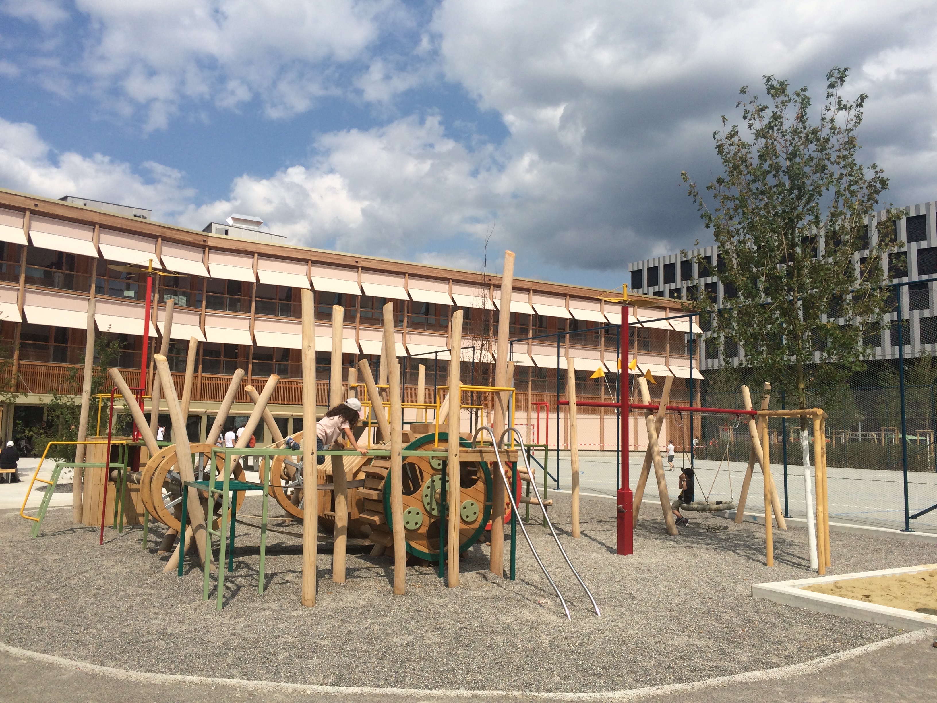 Ein Abenteuerspielplatz ergänzt den Aussenraum (Antòn &amp; Ghiggi Landschaft Architektur).