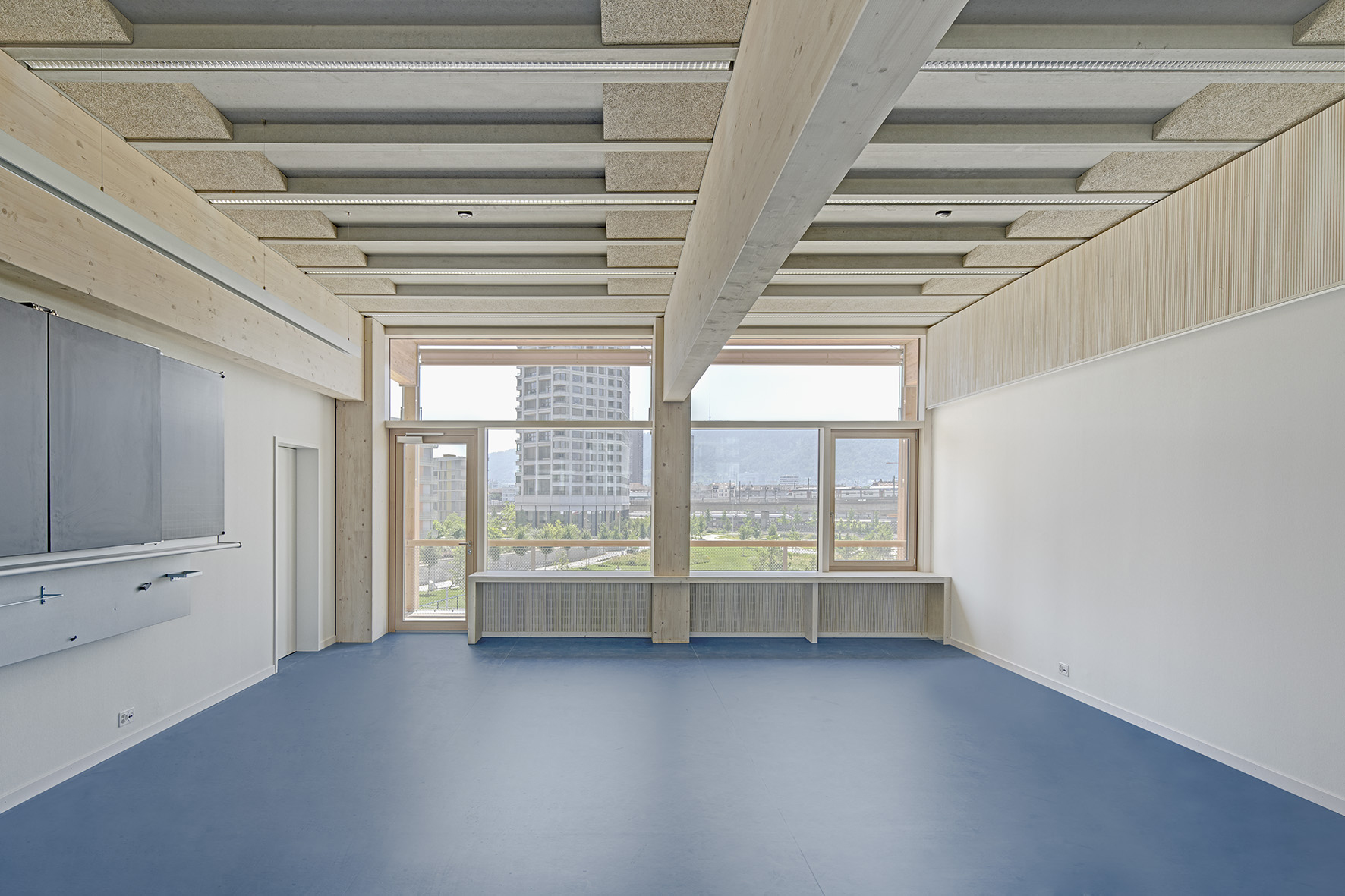 Klassenzimmer im Querformat und mit Blick in den Pfingstweidpark.