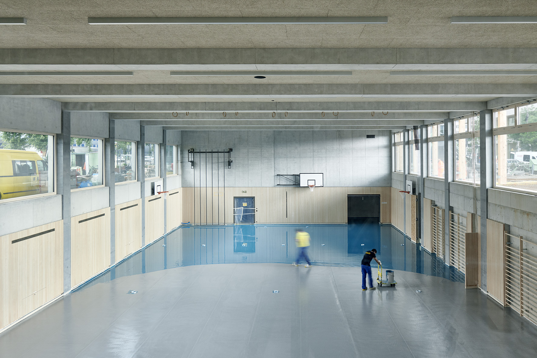 Die Turnhalle im tiefergelegten Sockel des neuen Schulhauses Pfingstweid.