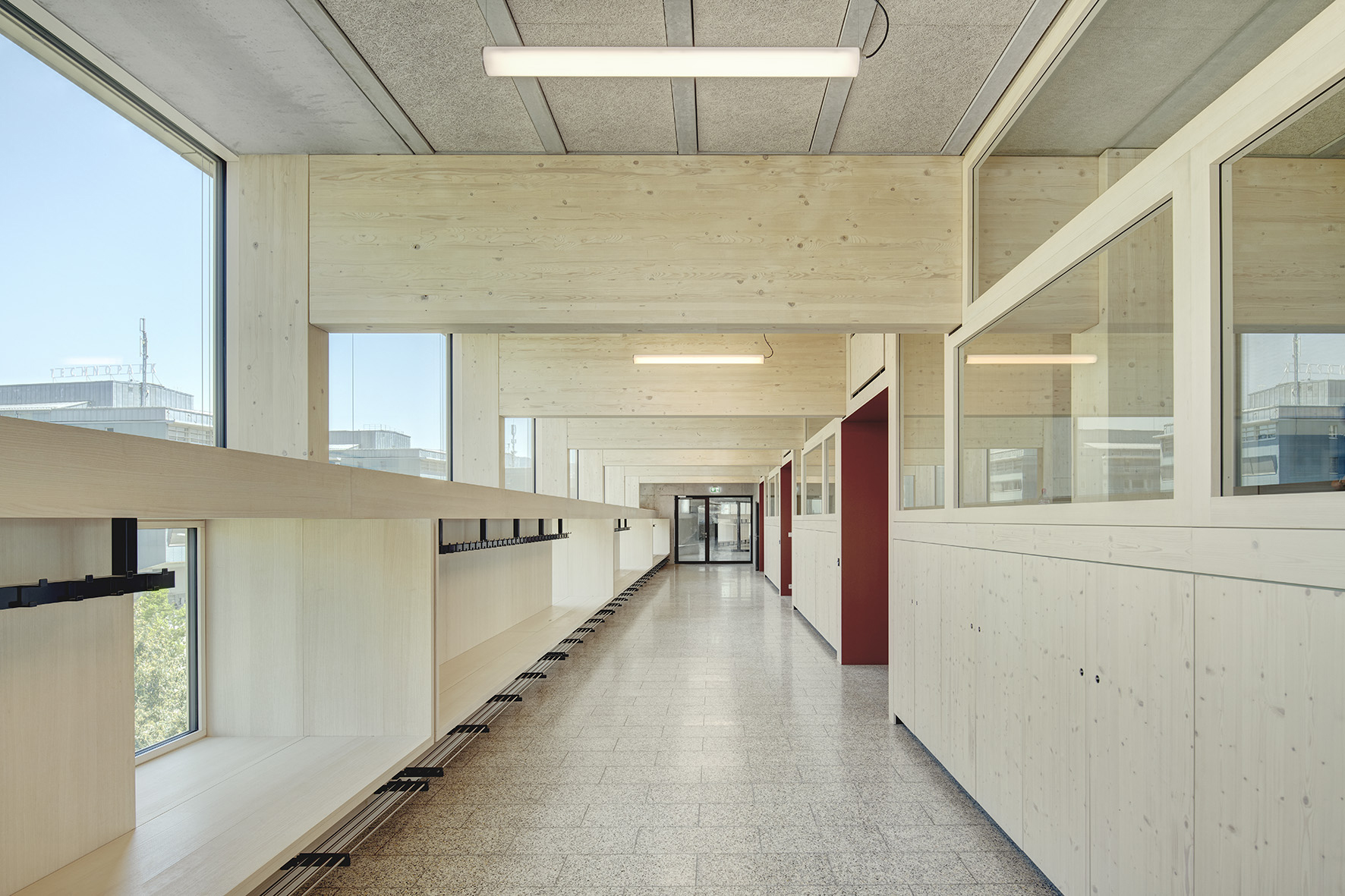 Übersichtliche Erschliessungszone: Blick in den rückwärtigen Flur, der auch ein passiver Lüftungskanal ist.