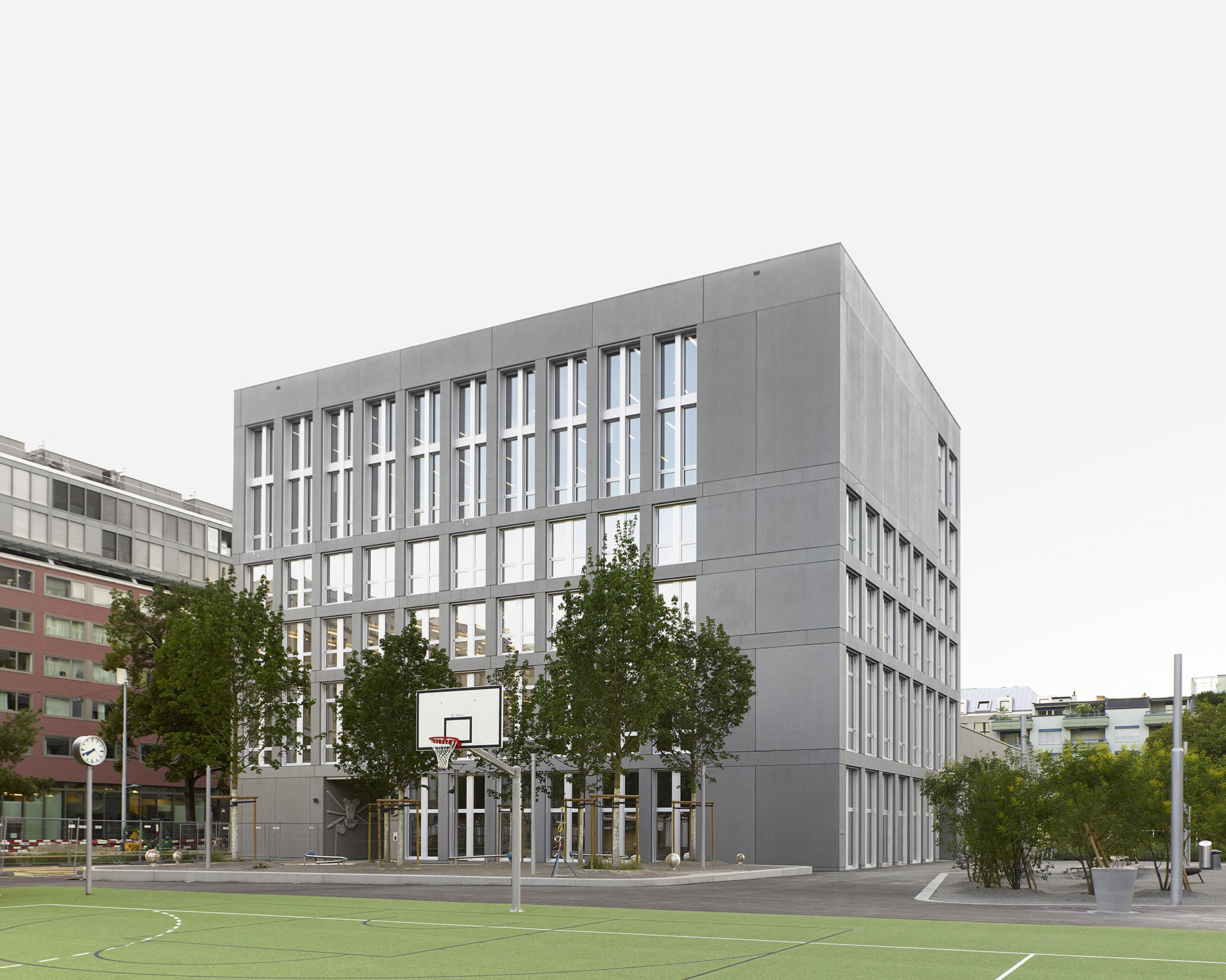 Prägend und massig: der Kopf- und Erweiterungsbau des Schütze-Schulhauses (Jonas Lüscher Architekten).