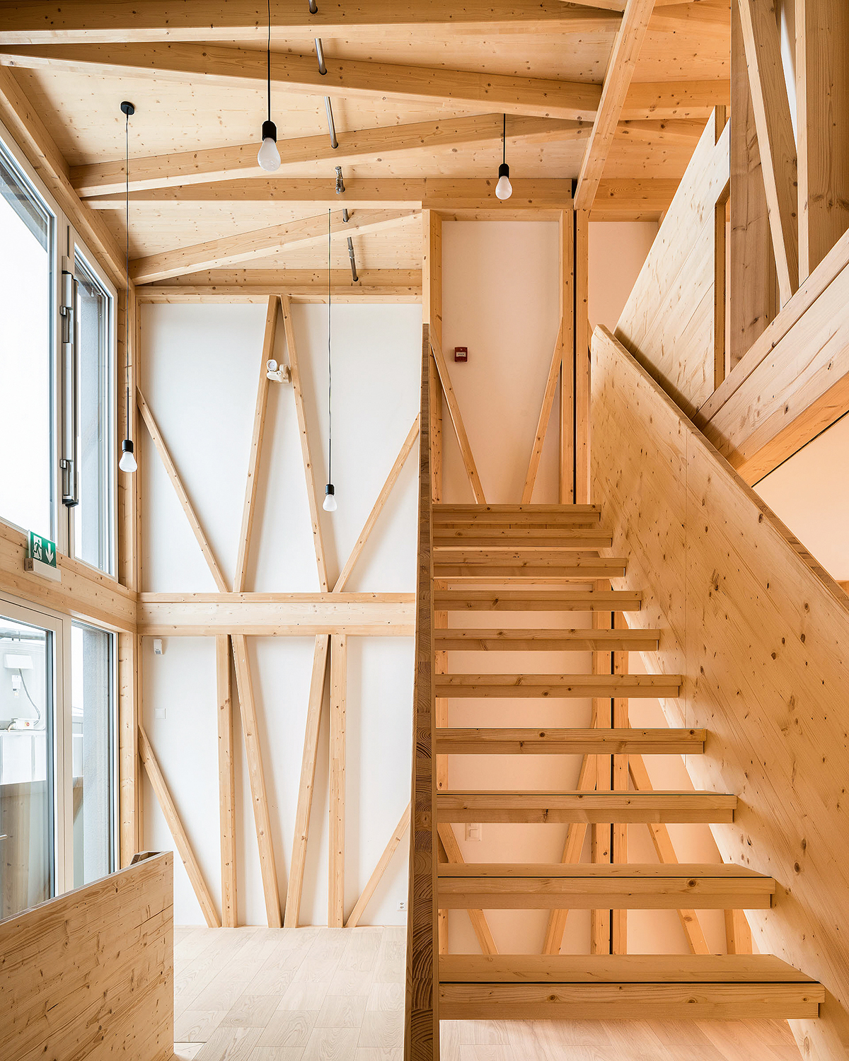 Die Holzstruktur, die mit dem Projekt «Spatial Timber Assemblies» entwickelt wurde, zeichnet sich im Innenraum des DFAB House ab.