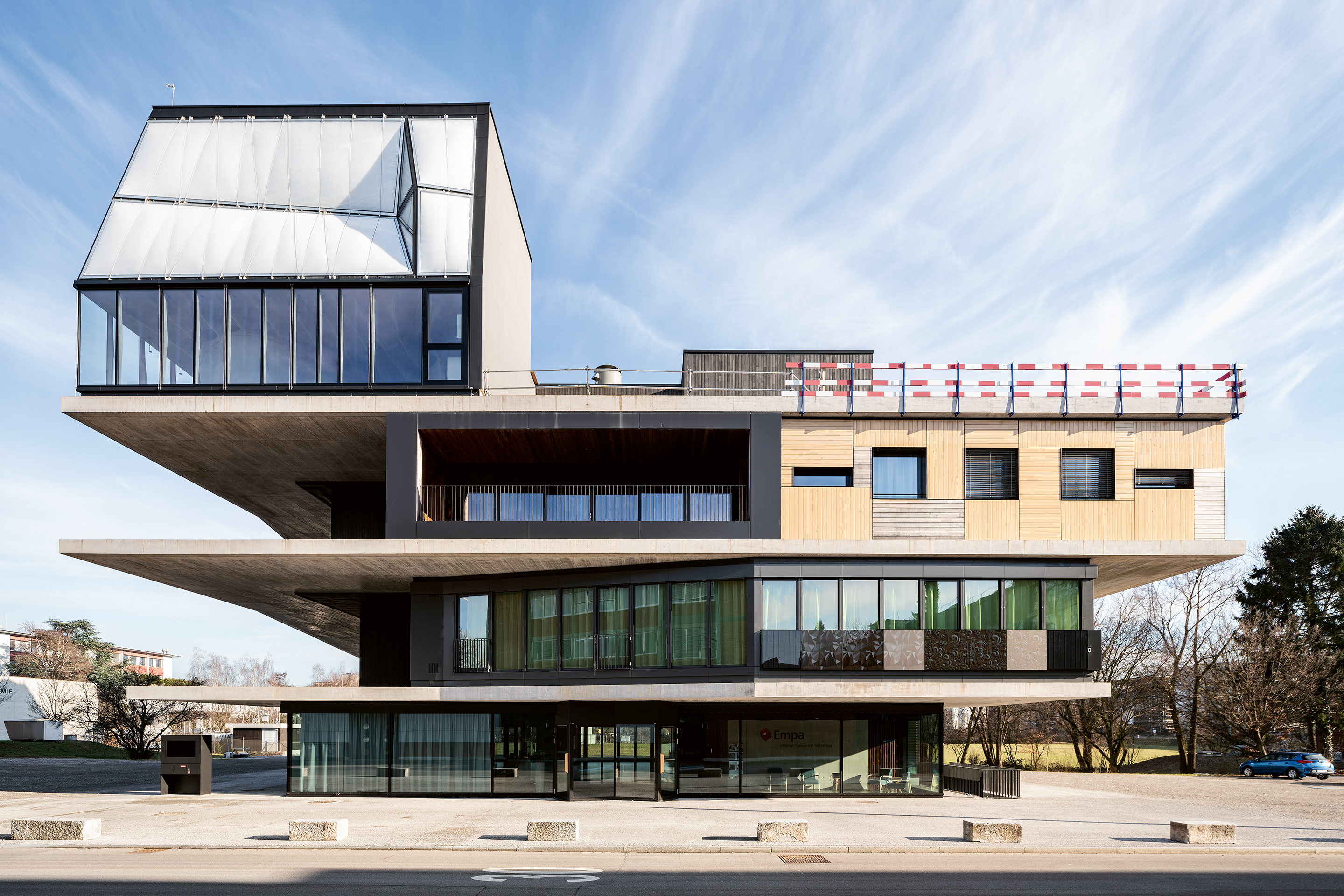 Das DFAB House steht auf der obersten von drei Platt­formen des Empa NEST in Dübendorf.