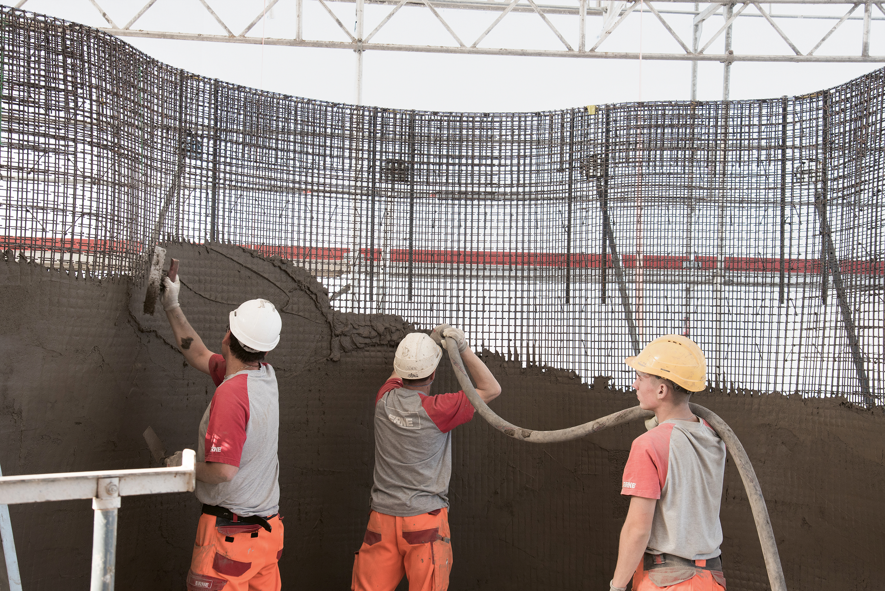 Mesh Mould: Nachdem der Roboter In situ Fabricator die Be­wehrung erstellt hat, wird der Beton manuell aufgetragen. Weil er durch das engmaschige Stahlgitter zurückgehalten wird (er dringt zwar durch die Maschen, fliesst aber nicht heraus), erübrigt sich eine Schalung. Auf diese Weise können komplexe Geometrien – wie hier eine mehrfach gekrümmte Wand – ­um­gesetzt werden.