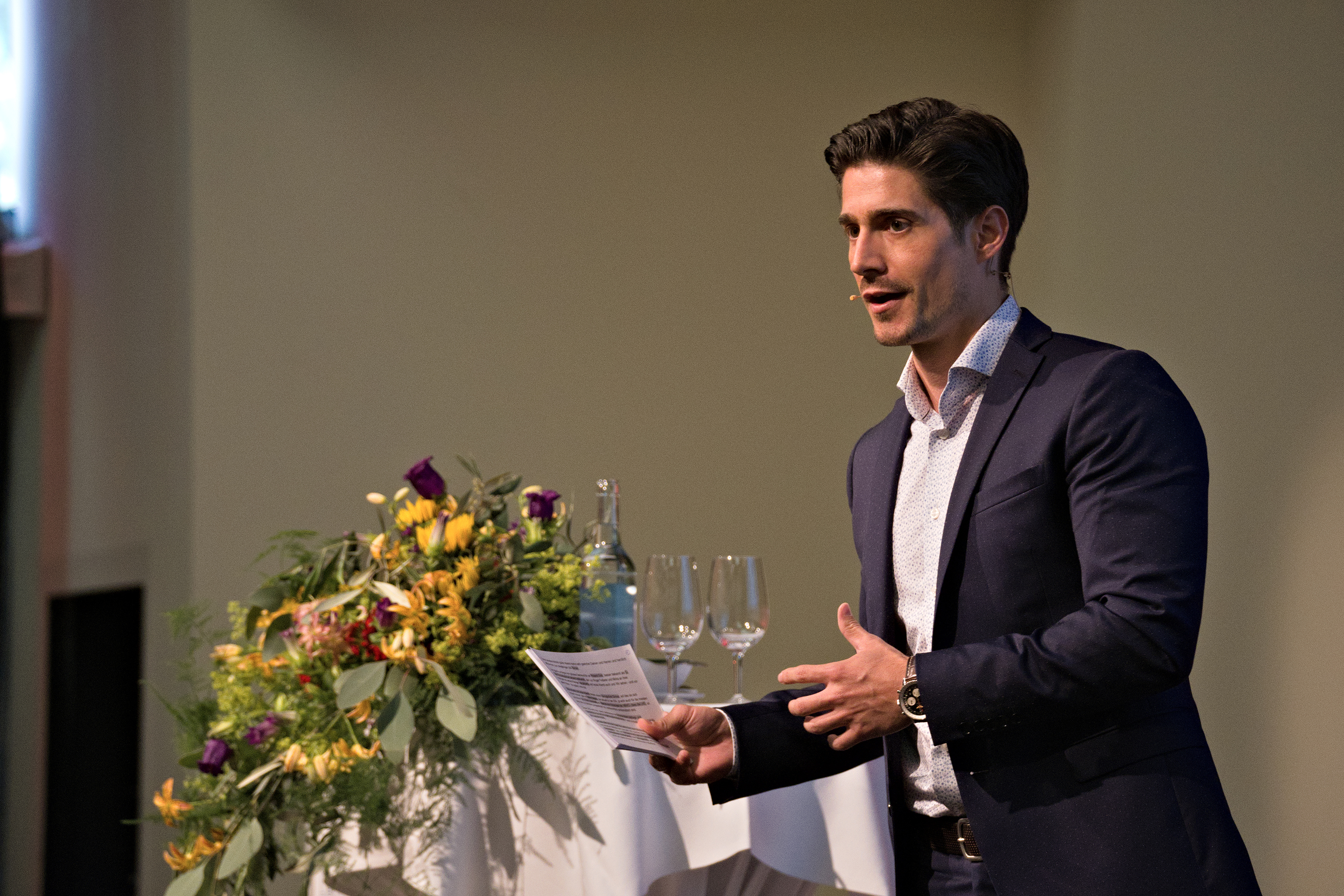 Moderator Tobias Müller führte durch die Abendveranstaltung und leitete die Podiumsdiskussion.