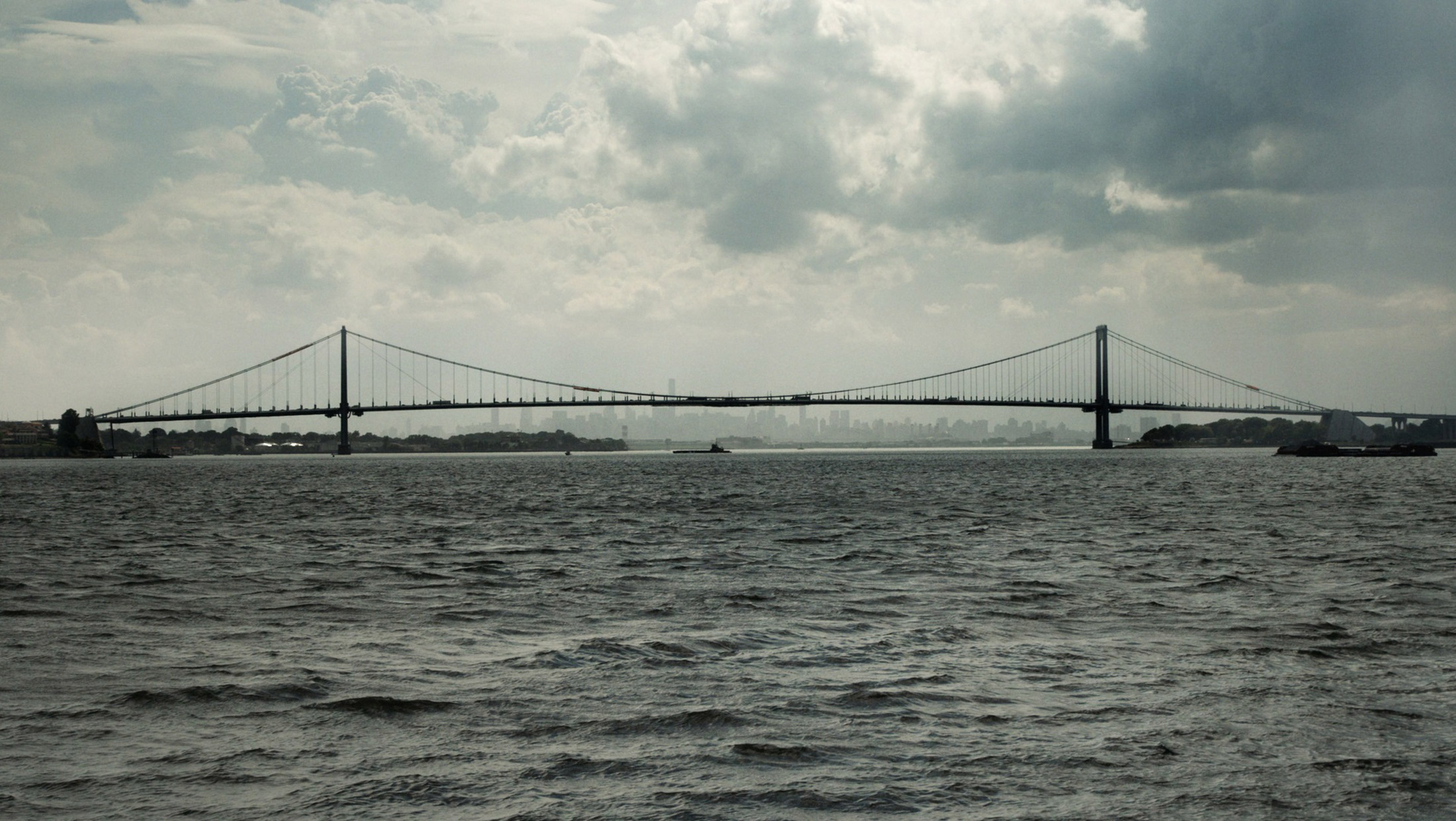 Il Bronx-Whitestone Bridge, progettato da Othmar H. Ammann. Dal film «Gateways to New York»