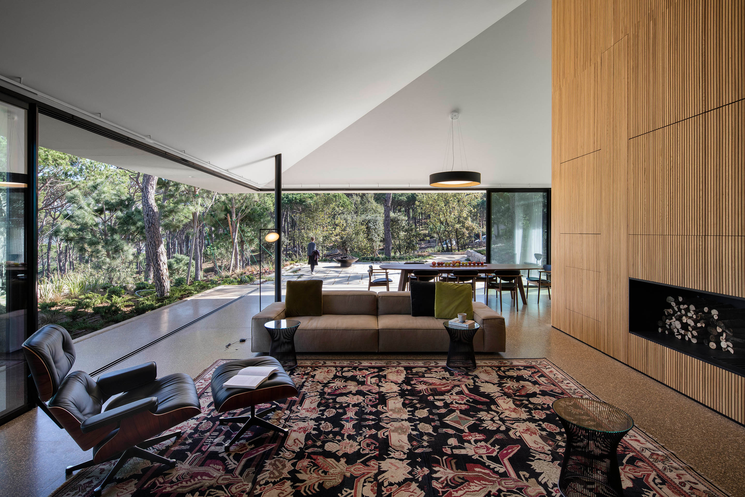 Die Verglasung gleitet weg und bildet einen fliessenden Übergang zwischen Wohnbereich und Garten.